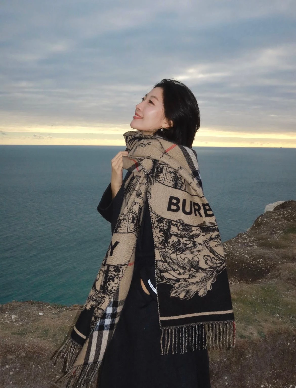 BURBERRY Женский шарф (герб/всадник и крупная лента с надписью BURBERRY) BURBERRY Женский шарф (герб/всадник и крупная лента с надписью BURBERRY)