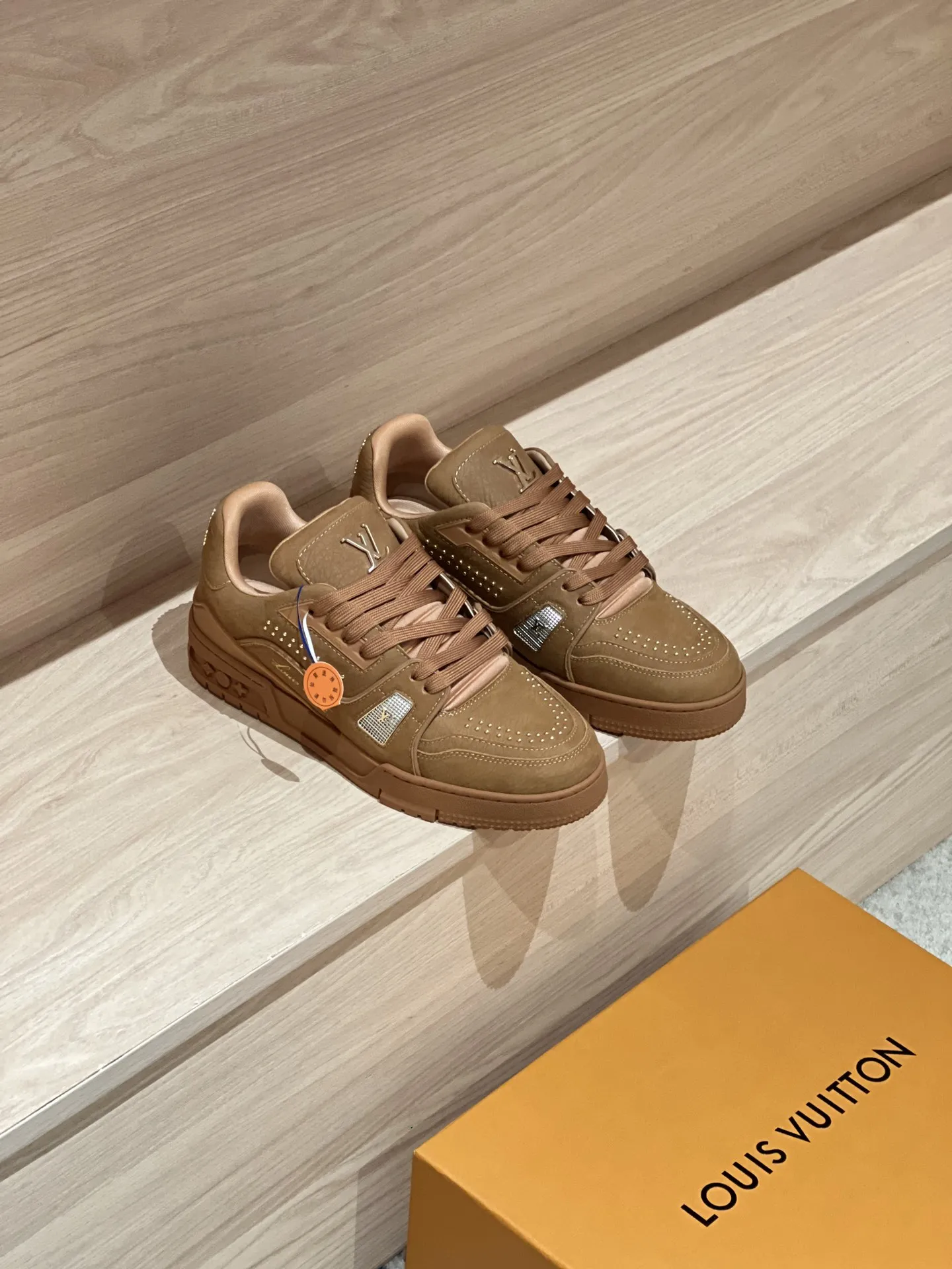 LOUIS VUITTON Кроссовки LV Trainer  из зернистого нубука с металлическими декоративными гвоздиками
