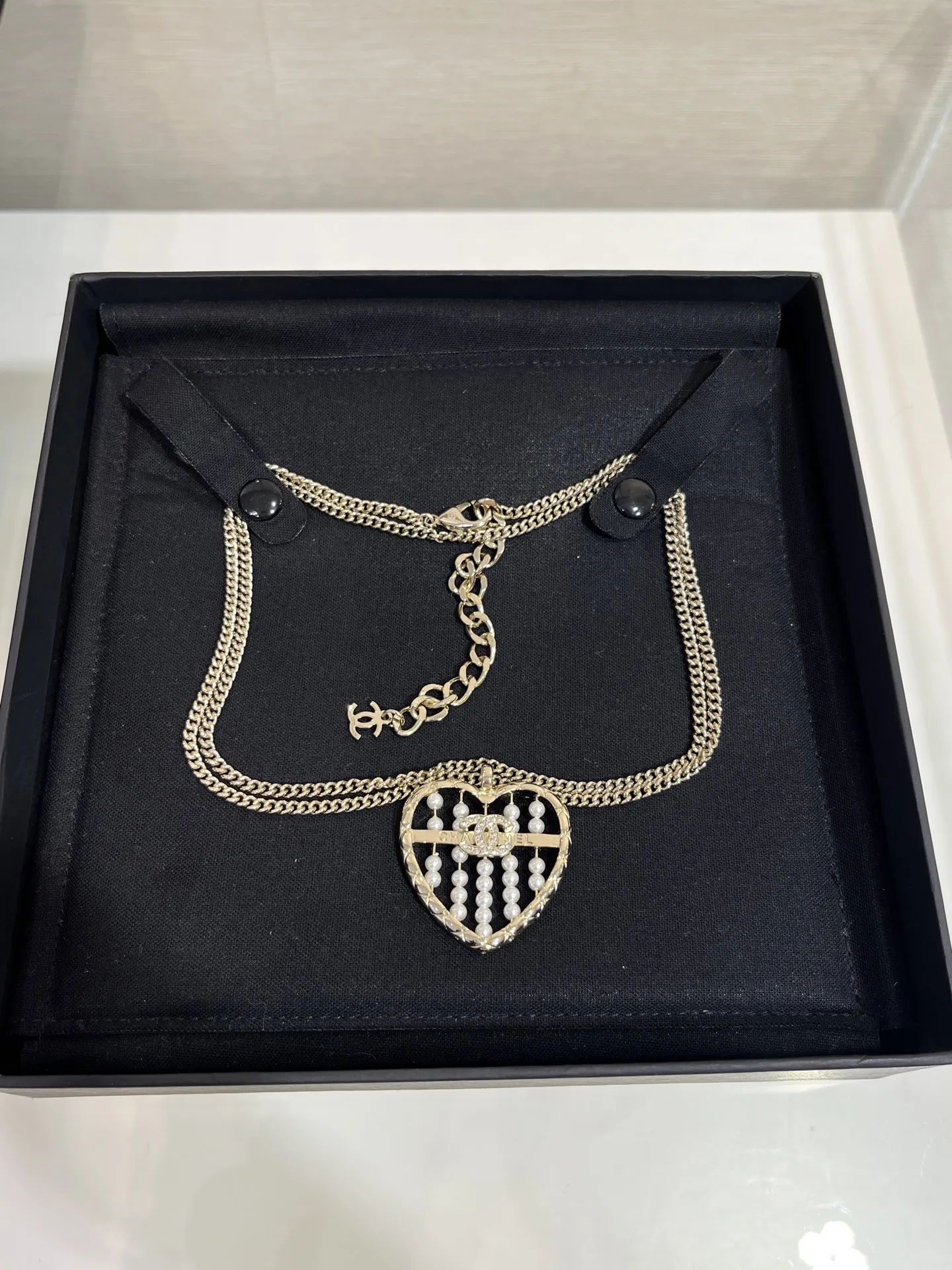 CHANEL Женское колье с подвеской в форме сердца CHANEL Женское колье с подвеской в форме сердца