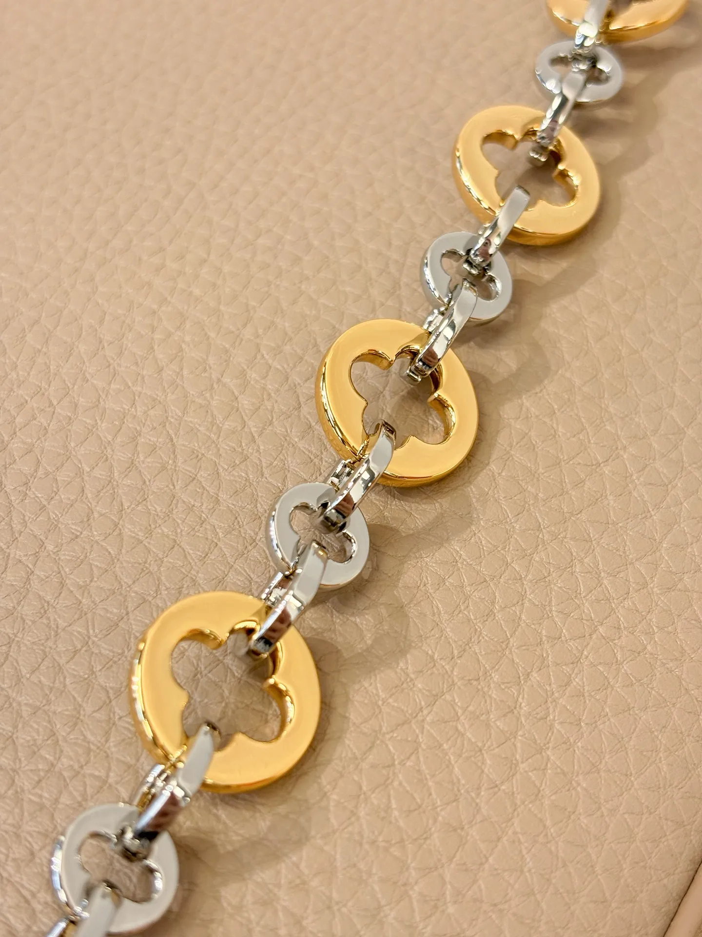 LOUIS VUITTON Женская сумка Capucines MM M12935 LOUIS VUITTON Женская сумка Capucines MM M12935