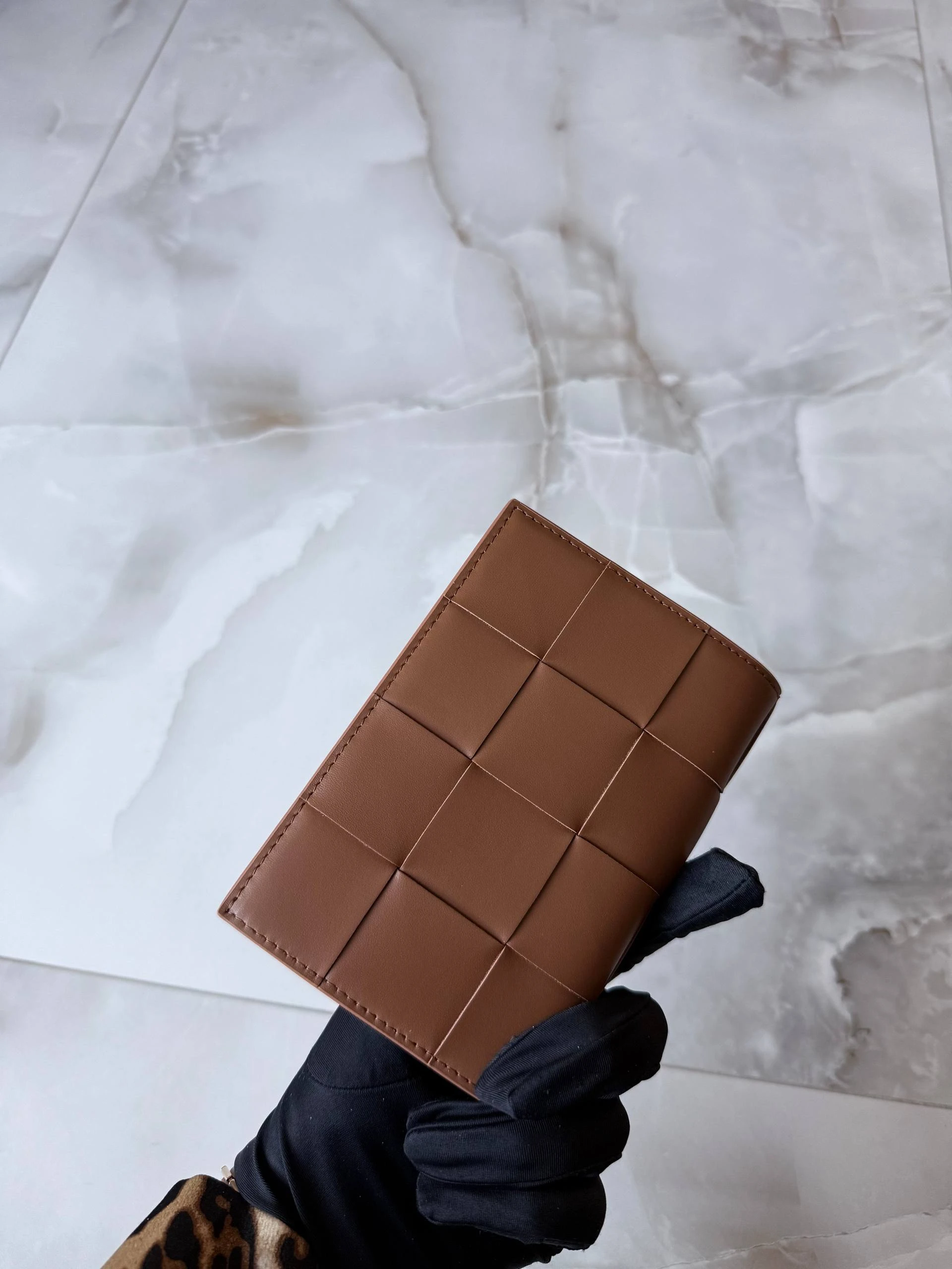 BOTTEGA VENETA Обложка на паспорт коричневый оттенок BOTTEGA VENETA Обложка на паспорт коричневый оттенок