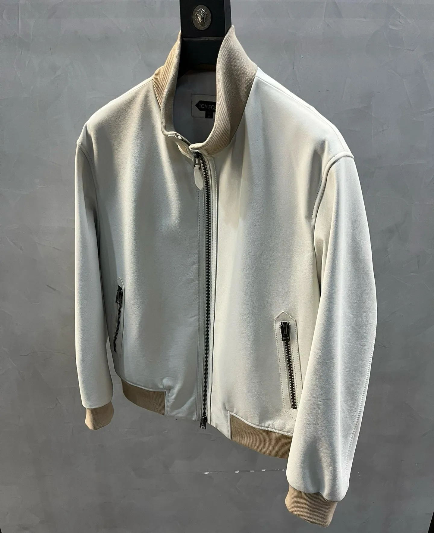 TOM FORD Мужская коричневая кожаная куртка с контрастными манжетами и воротником