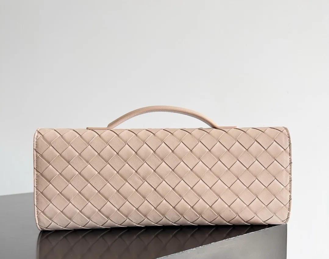 BOTTEGA VENETA Женский клатч Andiamo кожа Intrecciato