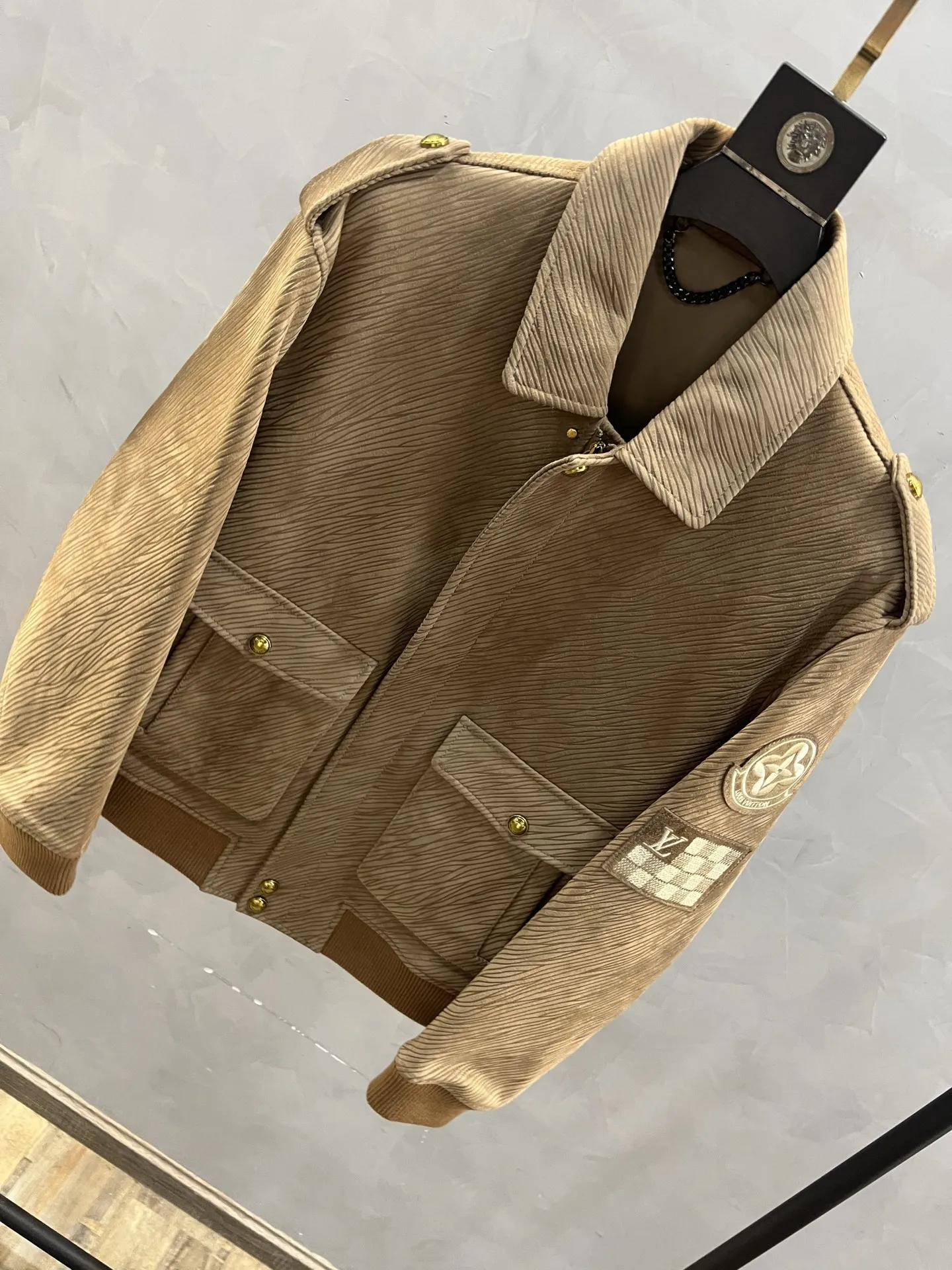 LOUIS VUITTON Мужская куртка из замши LOUIS VUITTON Мужская куртка из замши