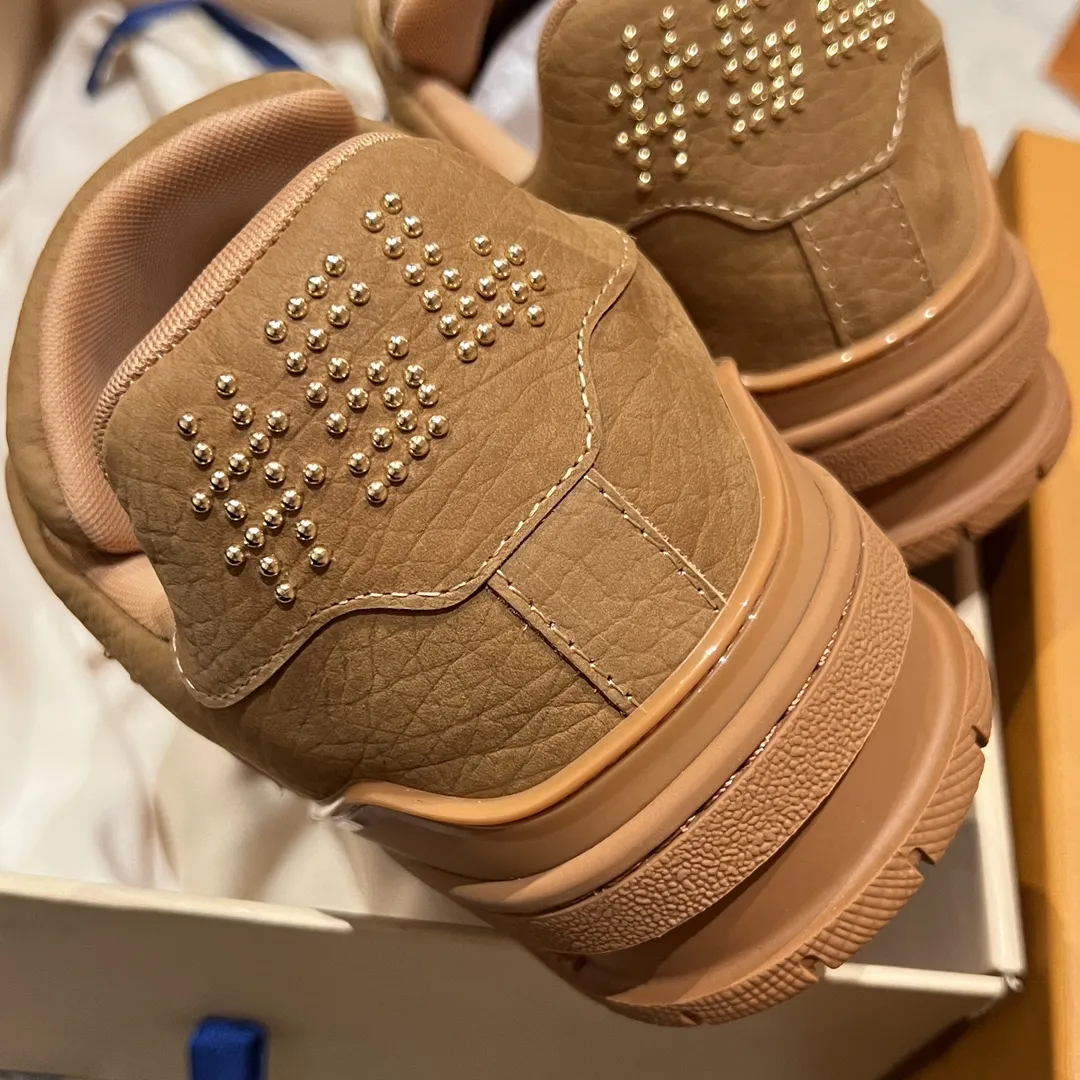 LOUIS VUITTON Кроссовки LV Trainer  из зернистого нубука с металлическими декоративными гвоздиками