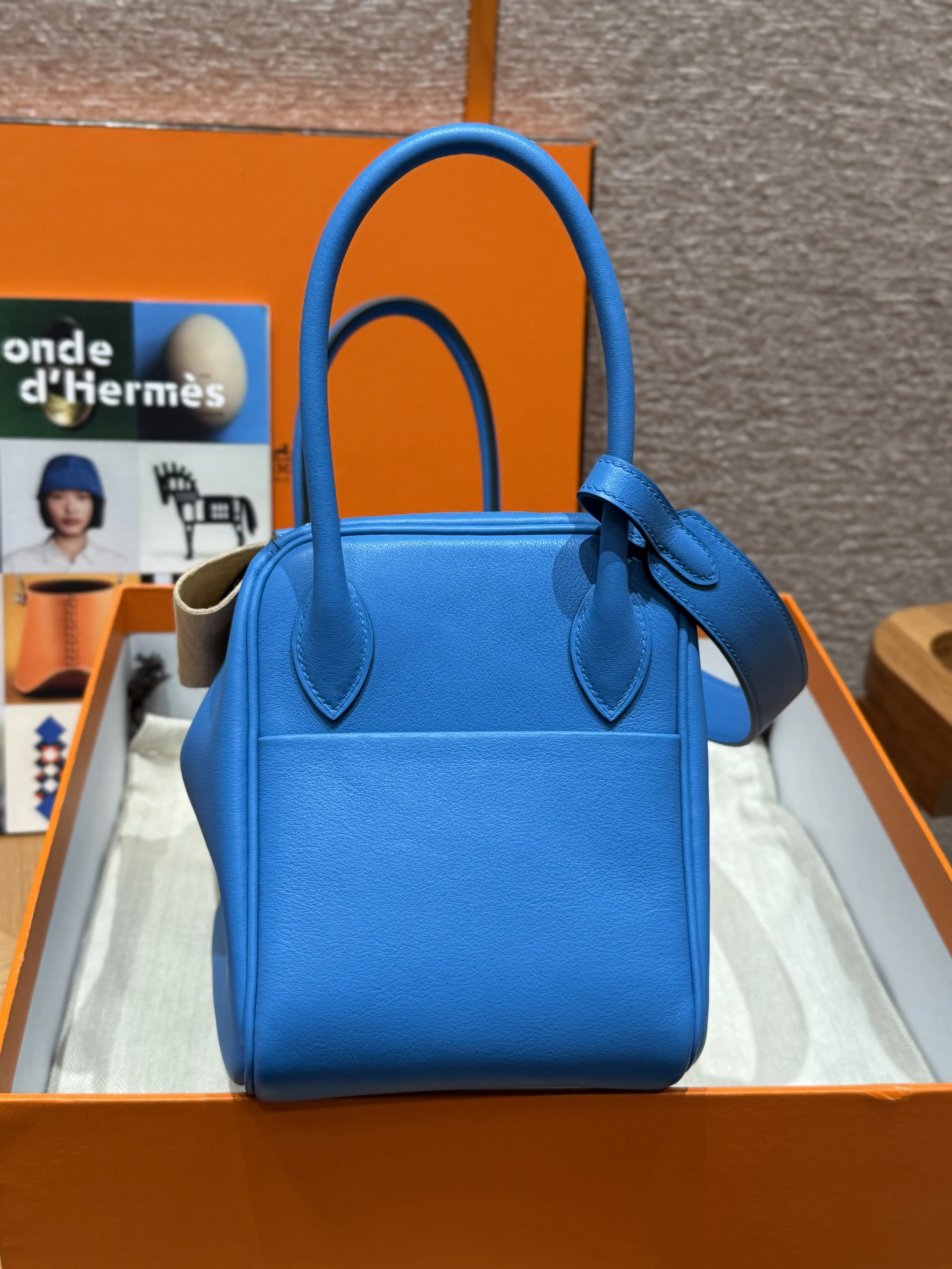 HERMES Женская сумка Lindy 19 см 0F Swift