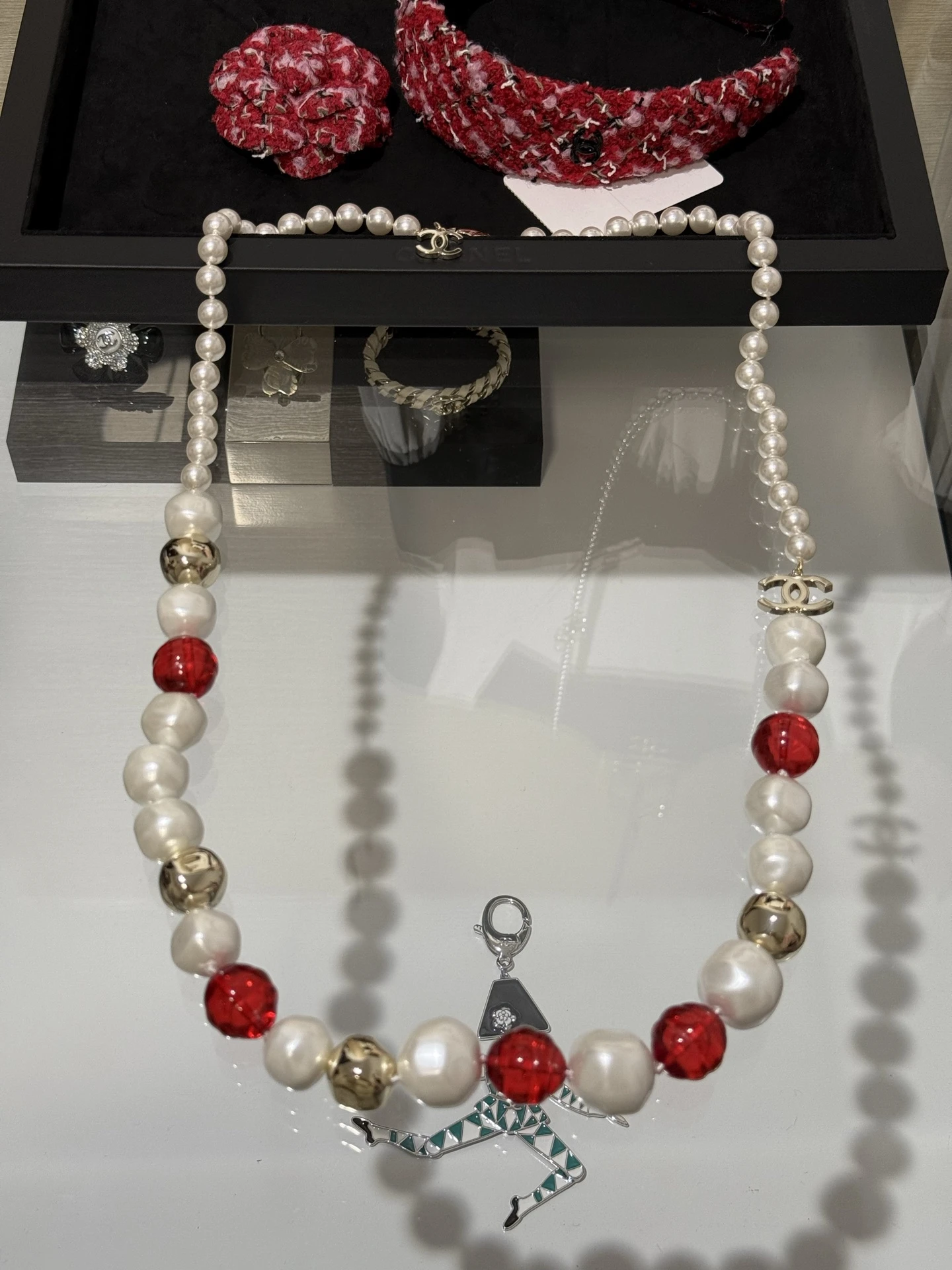 CHANEL Женское длинное колье с жемчужными элементами