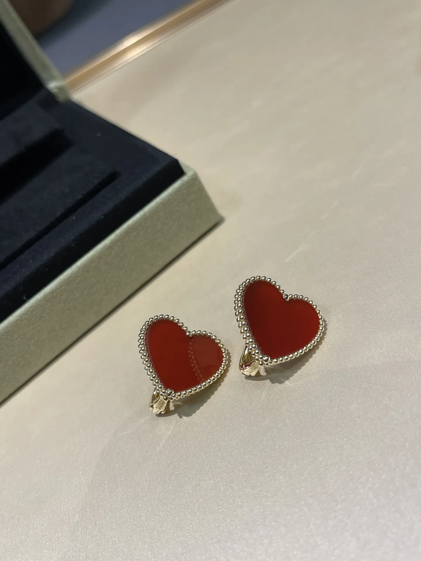 Van Cleef & Arpels Серьги с сердоликом Van Cleef & Arpels Серьги с сердоликом