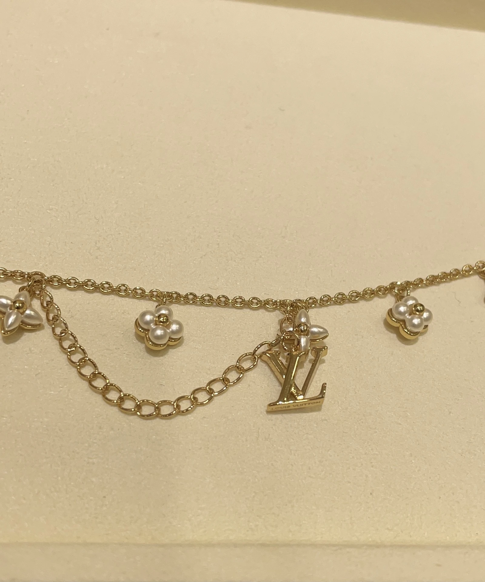 LOUIS VUITTON Женский браслет с жемчугом LOUIS VUITTON Женский браслет с жемчугом