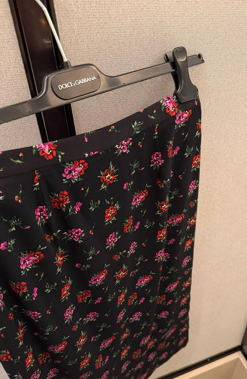 DOLCE & GABBANA Женская шёлковая юбка с мелким цветочным принтом DOLCE & GABBANA Женская шёлковая юбка с мелким цветочным принтом