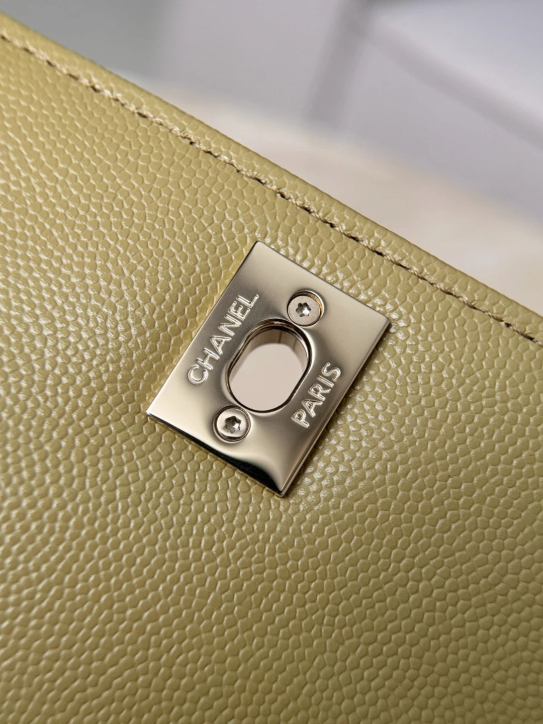 CHANEL Женская сумка Coco Handle с витой ручкой