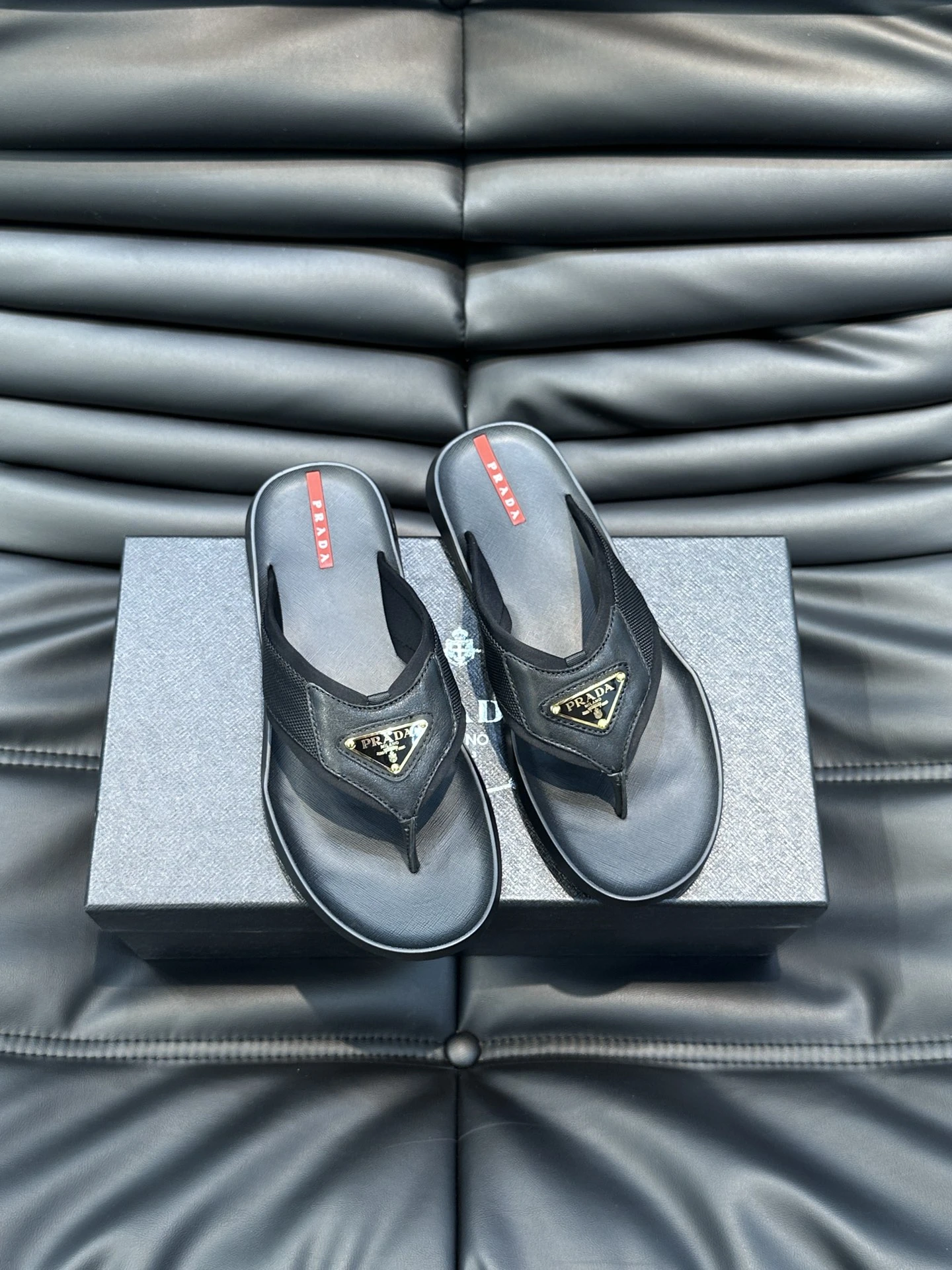 PRADA Мужские шлёпанцы-вьетнамки