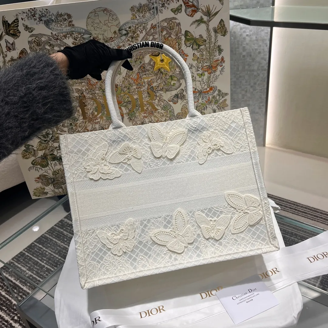 CHRISTIAN DIOR Женская сумка Book Tote Butterfly CHRISTIAN DIOR Женская сумка Book Tote Butterfly