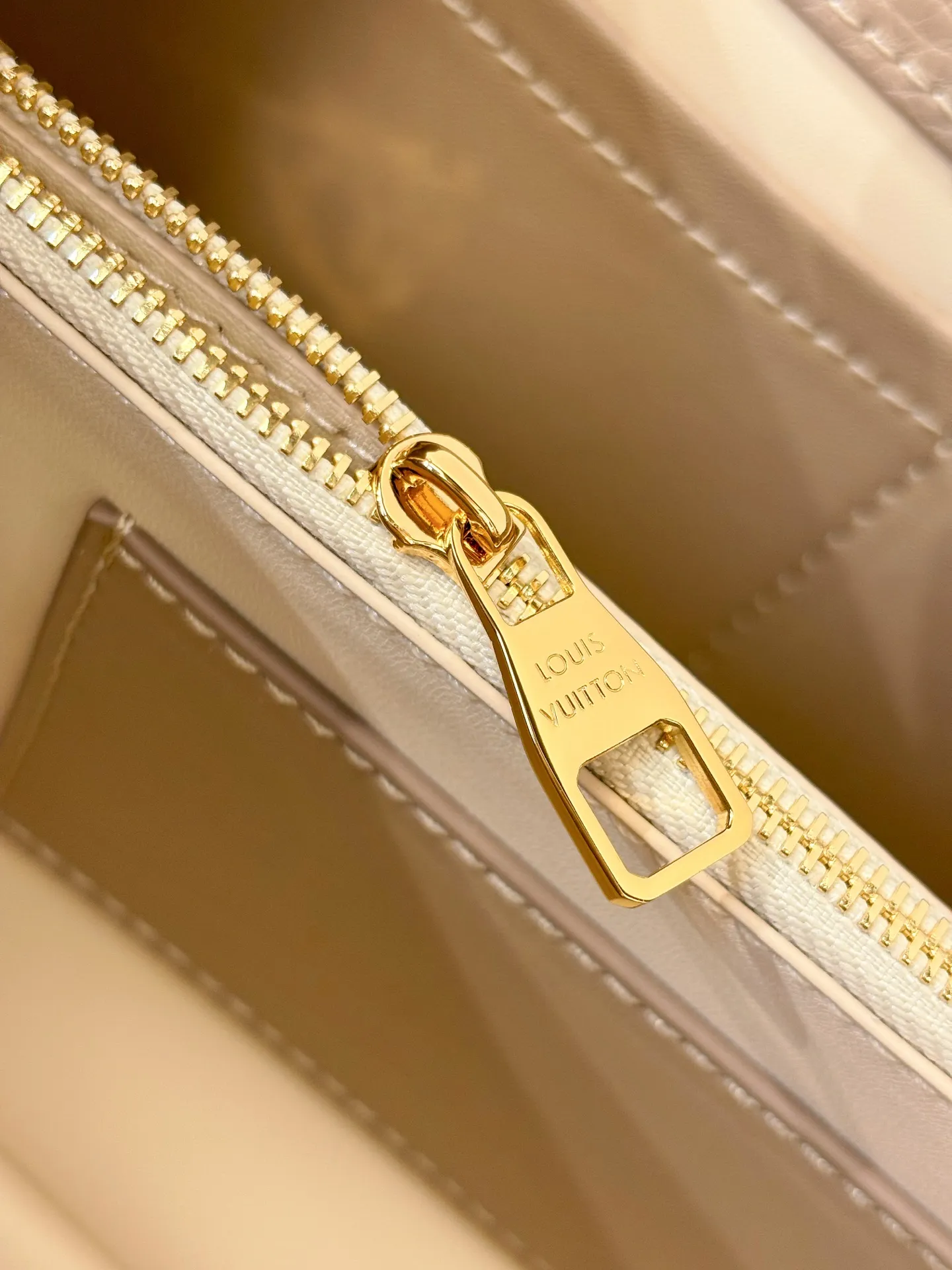 LOUIS VUITTON Женская сумка Capucines MM M12935 LOUIS VUITTON Женская сумка Capucines MM M12935