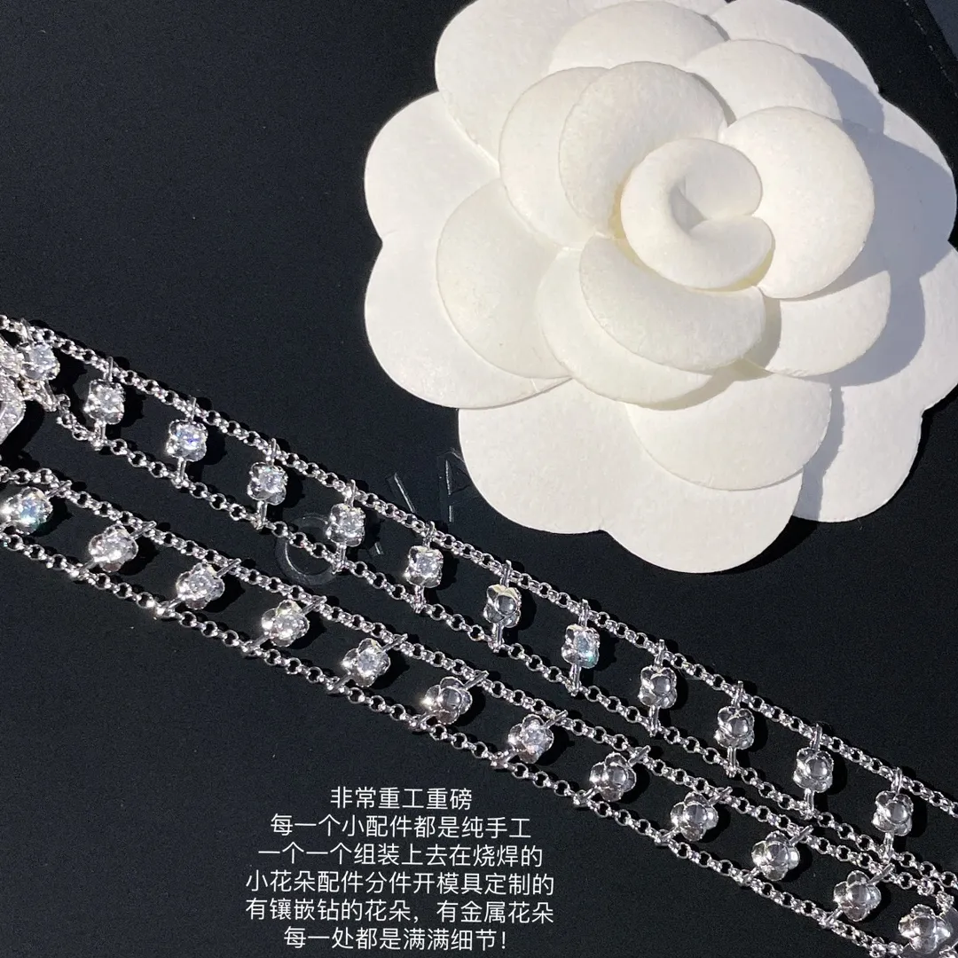 CHANEL Женское колье с кристаллами Camelia CHANEL Женское колье с кристаллами Camelia