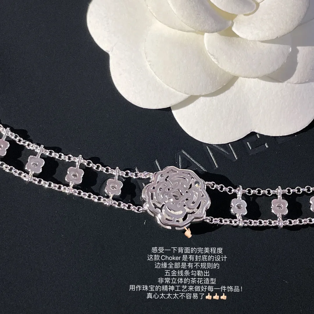 CHANEL Женское колье с кристаллами Camelia CHANEL Женское колье с кристаллами Camelia