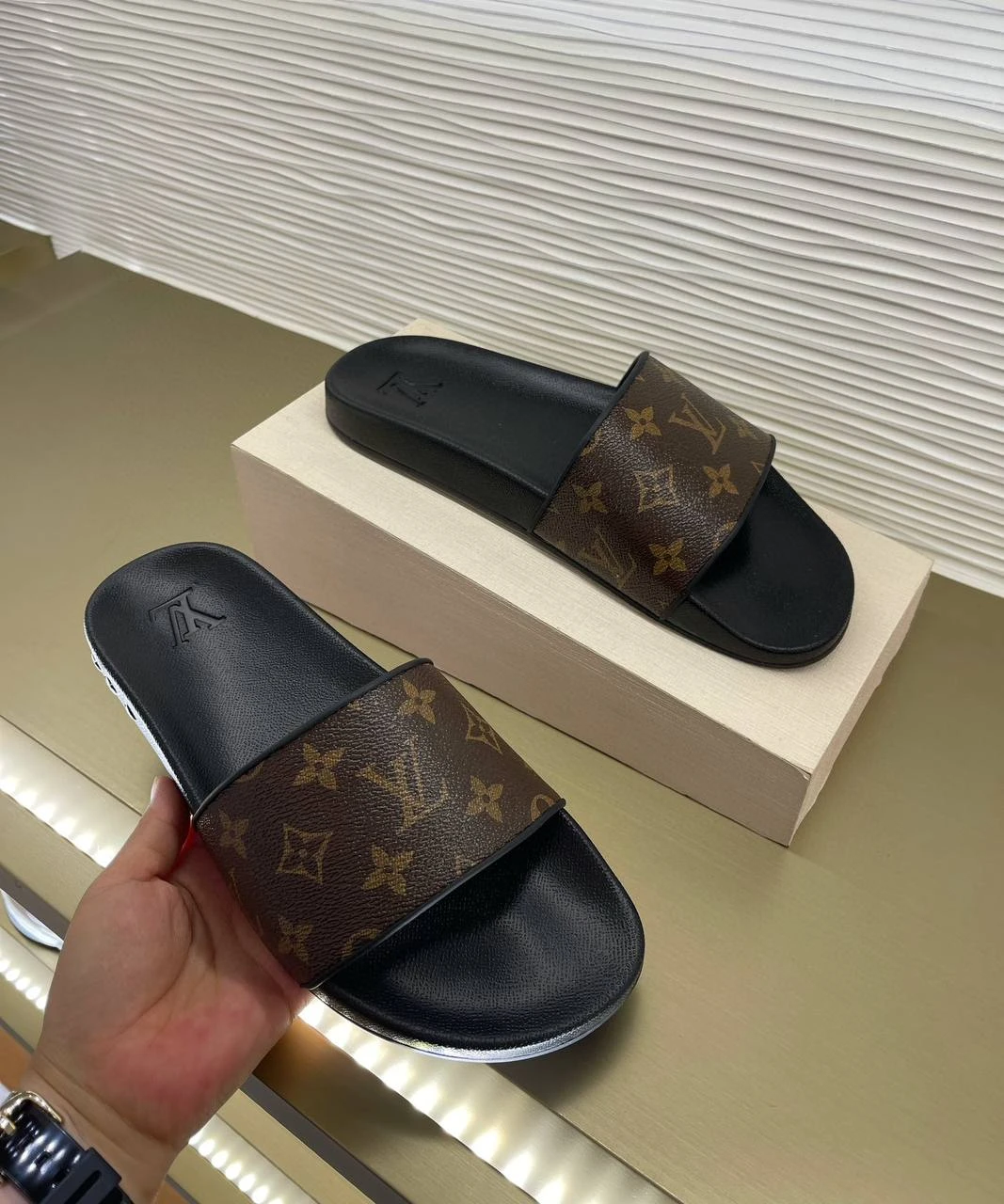 LOUIS VUITTON Мужские тапки Monogram LOUIS VUITTON Мужские тапки Monogram