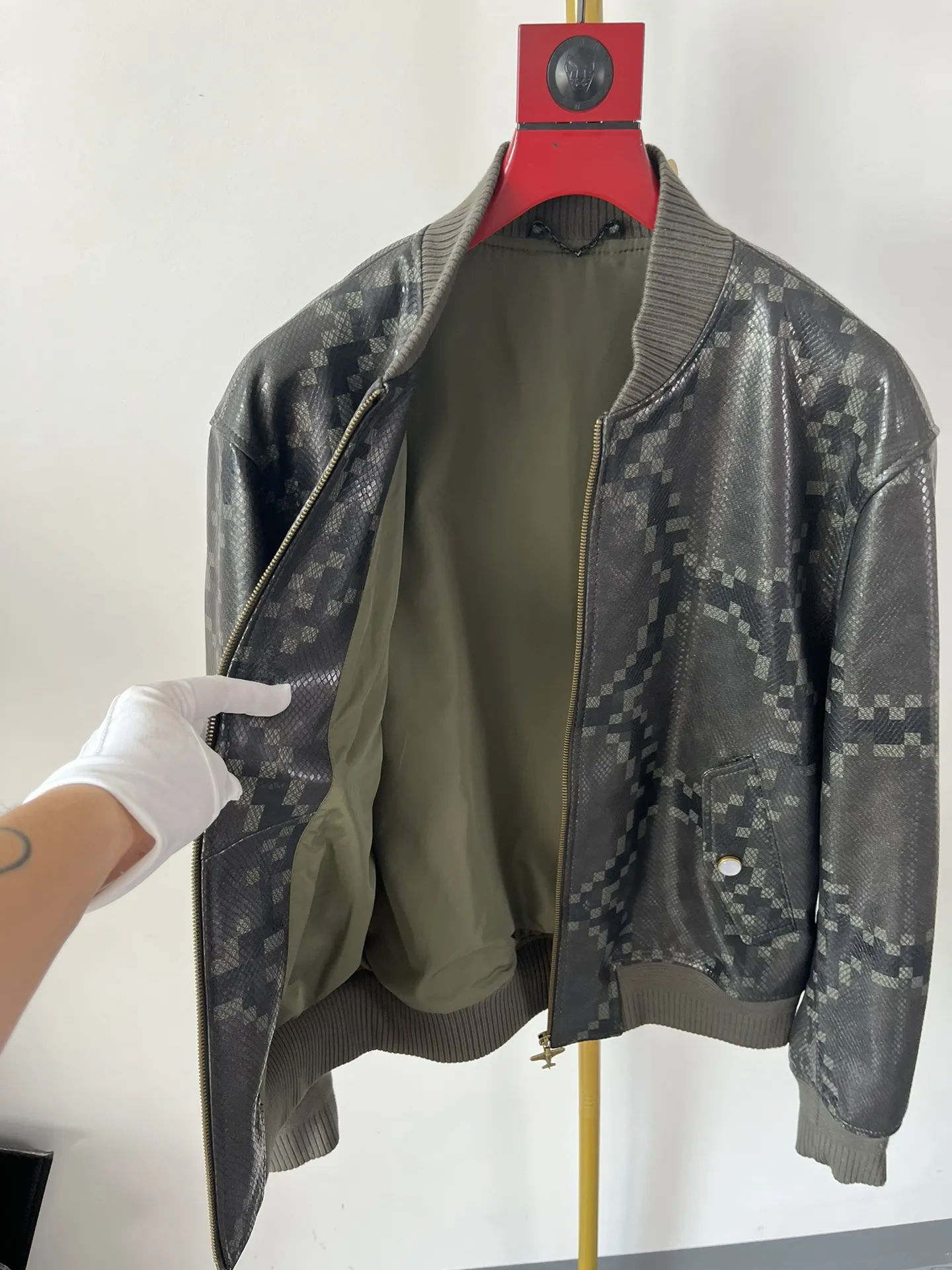 LOUIS VUITTON Мужской кожаный бомбер LOUIS VUITTON Мужской кожаный бомбер