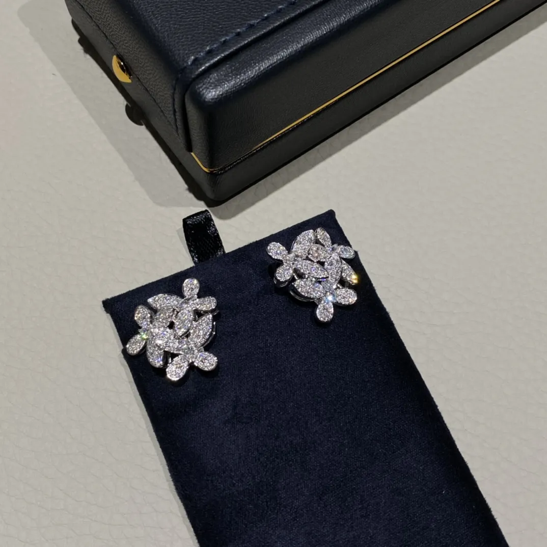 GRAFF Серьги Triple Pavе Butterfly Diamond белое золото и бриллианты GRAFF Серьги Triple Pavе Butterfly Diamond белое золото и бриллианты