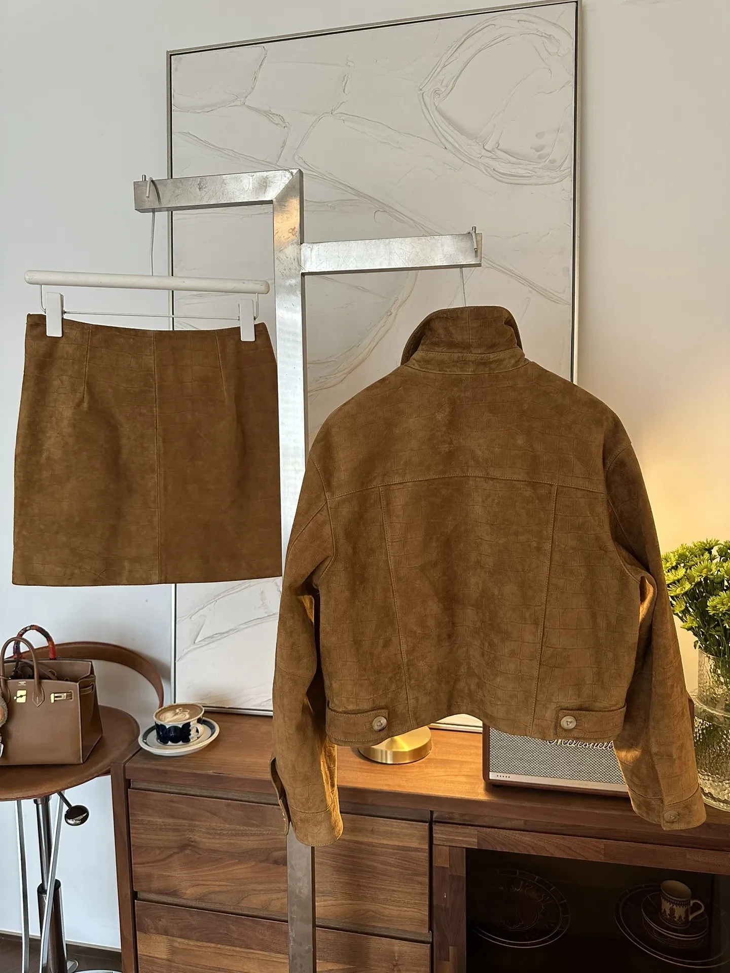 LOUIS VUITTON Женский костюм из замши LOUIS VUITTON Женский костюм из замши