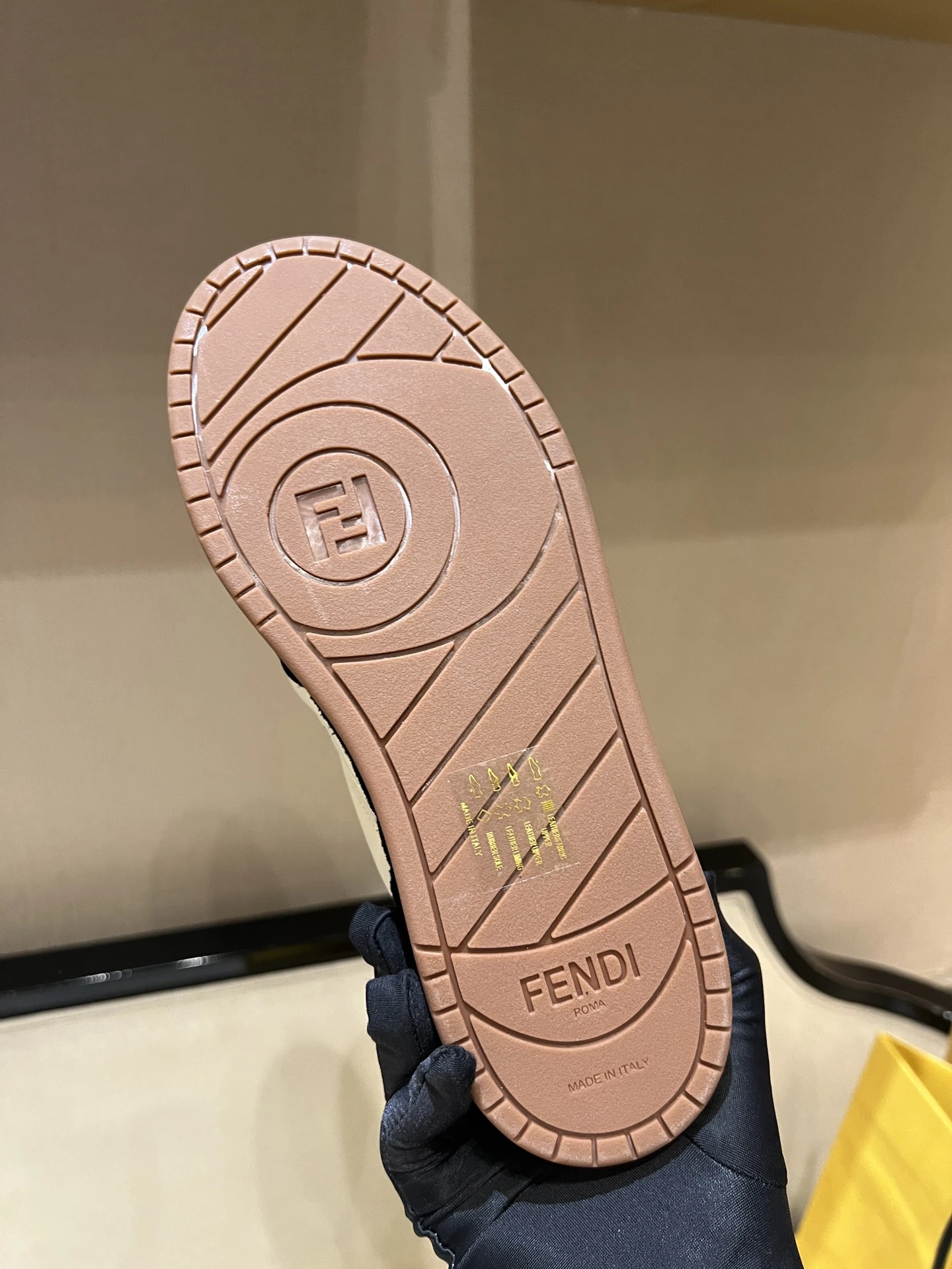 FENDI Кроссовки из кожи и замши