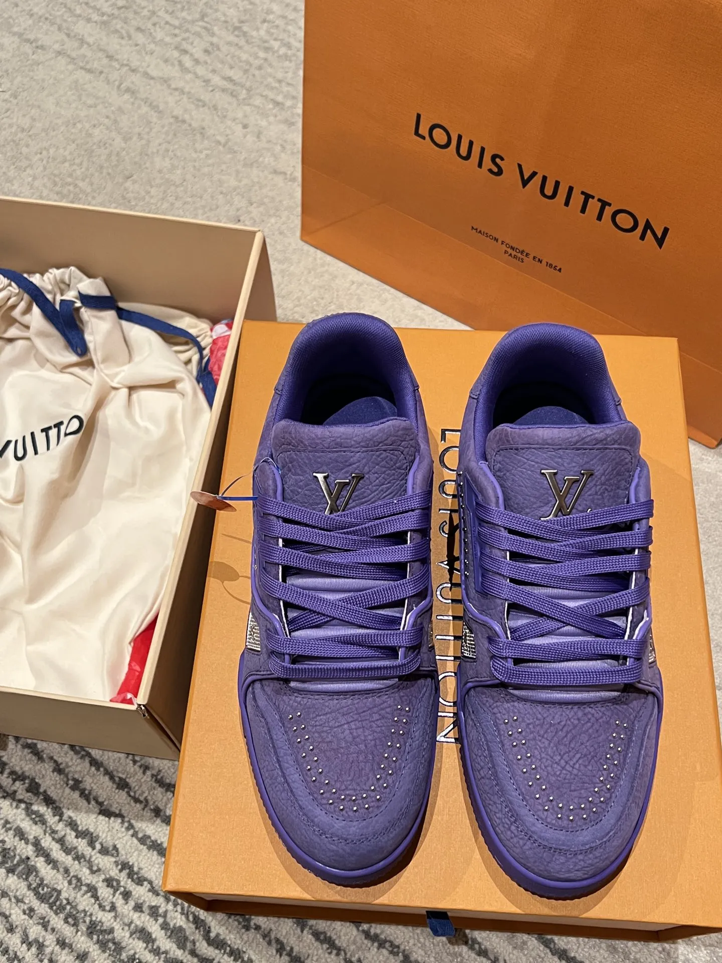 LOUIS VUITTON Кроссовки LV Trainer  из зернистого нубука с металлическими декоративными гвоздиками