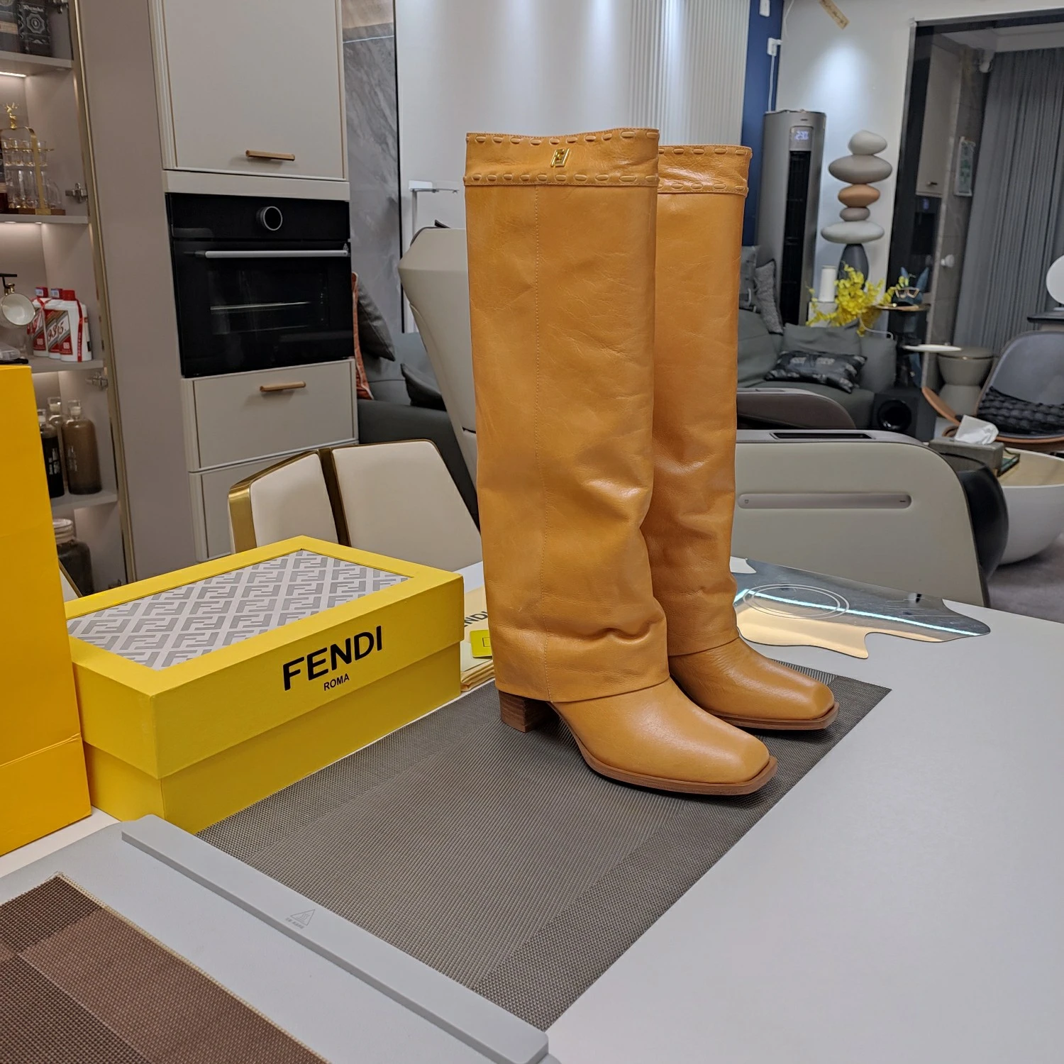 FENDI Женские кожаные сапоги