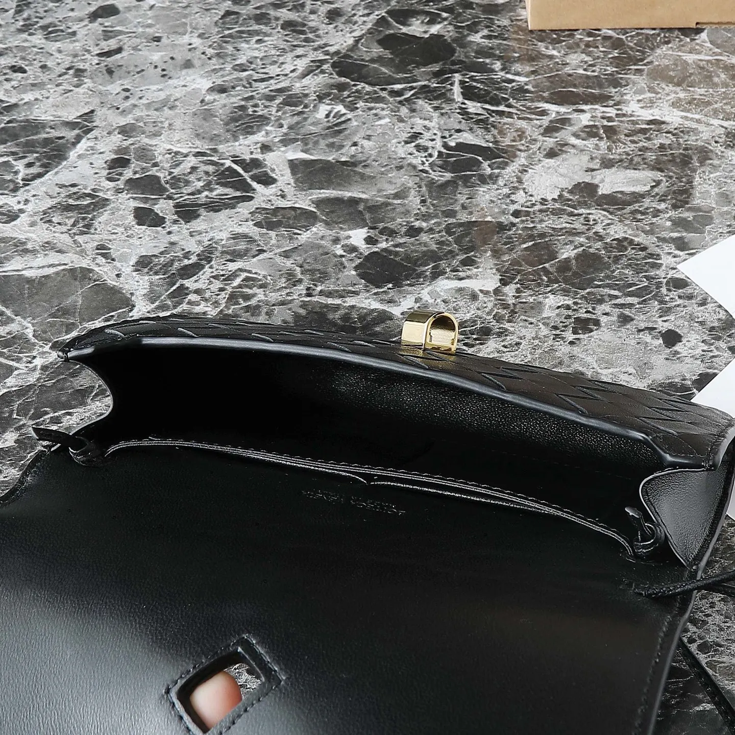 BOTTEGA VENETA Женская сумка Andiamo Pouch