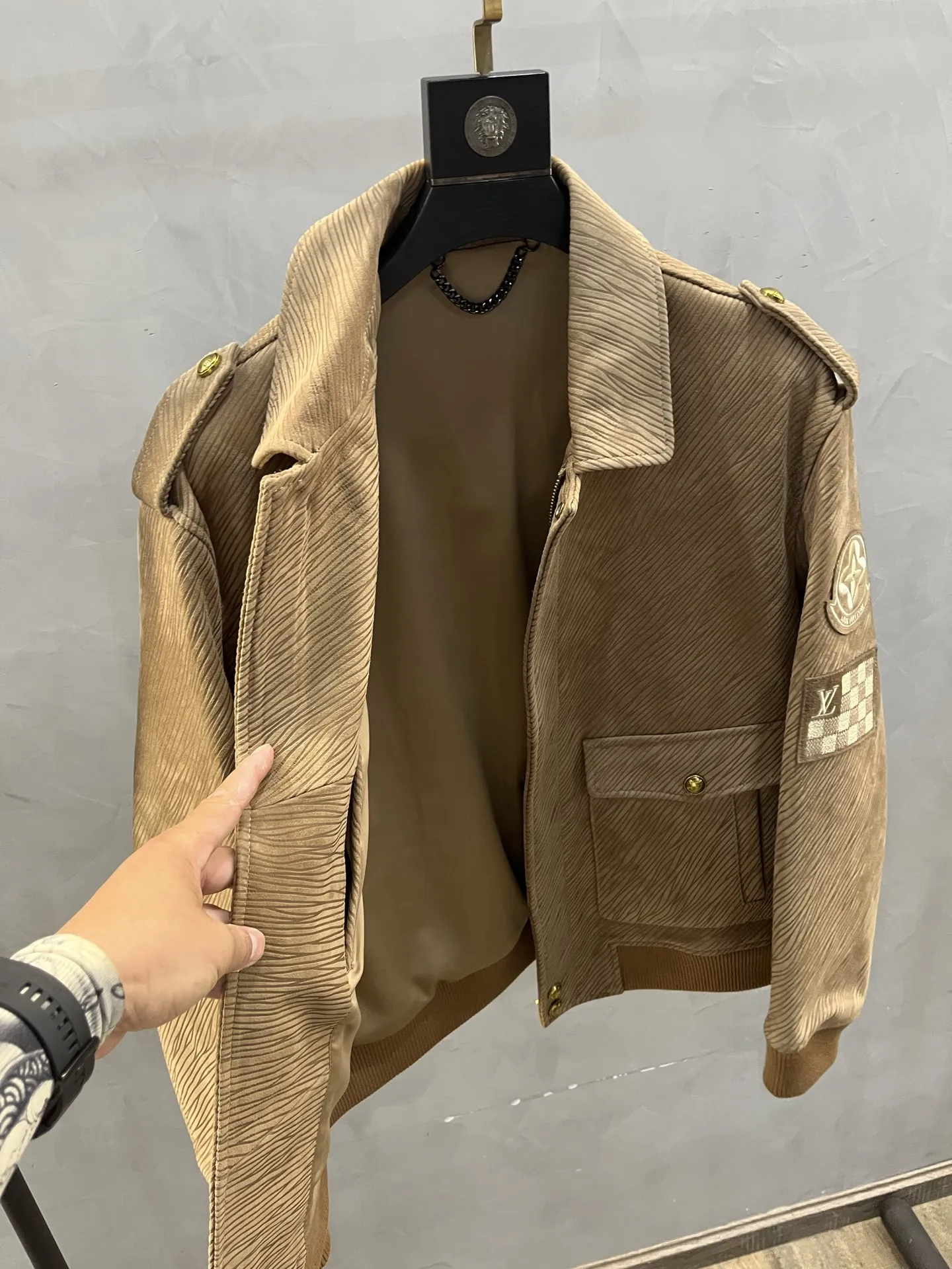 LOUIS VUITTON Мужская куртка из замши LOUIS VUITTON Мужская куртка из замши