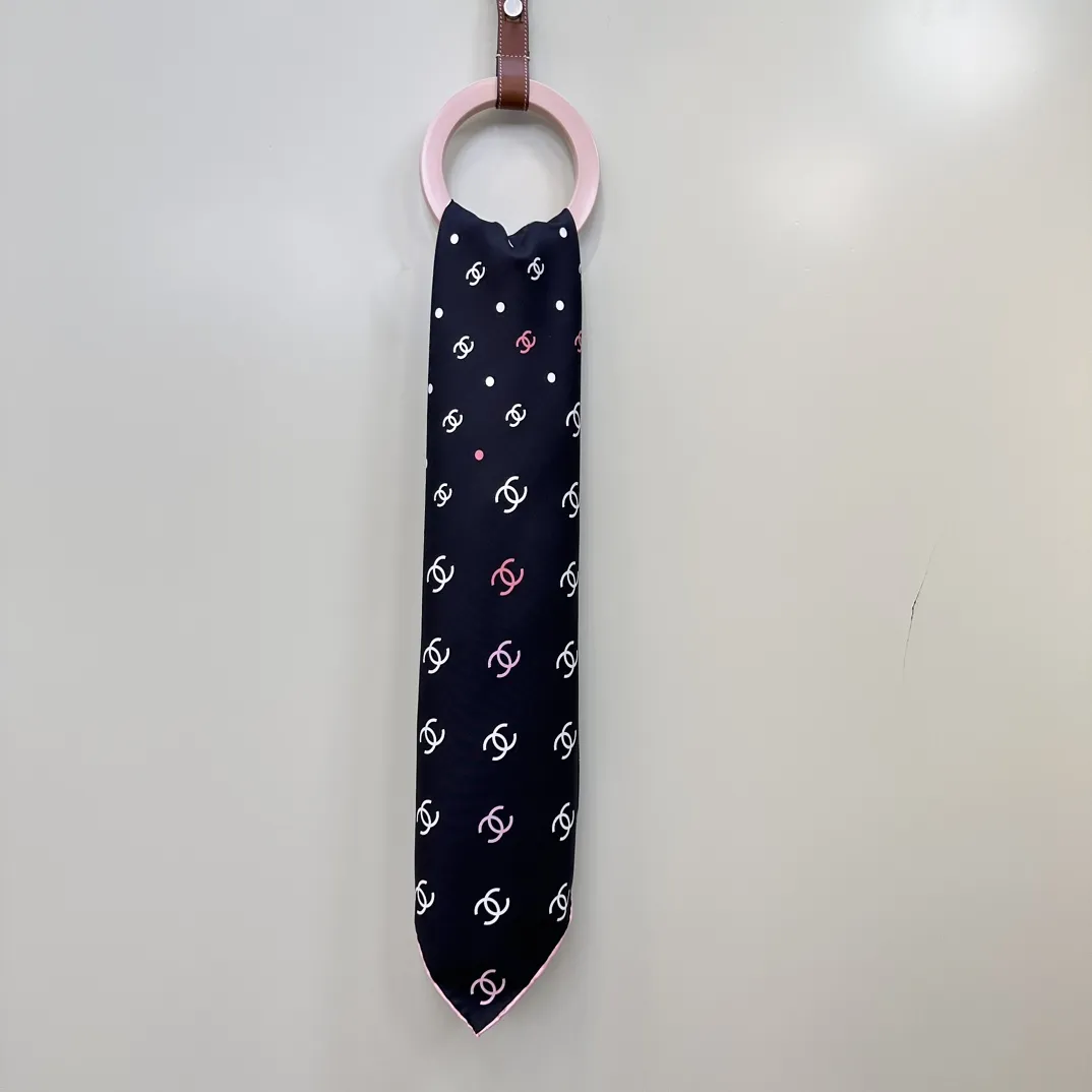 CHANEL Женский платок шёлк CHANEL Женский платок шёлк