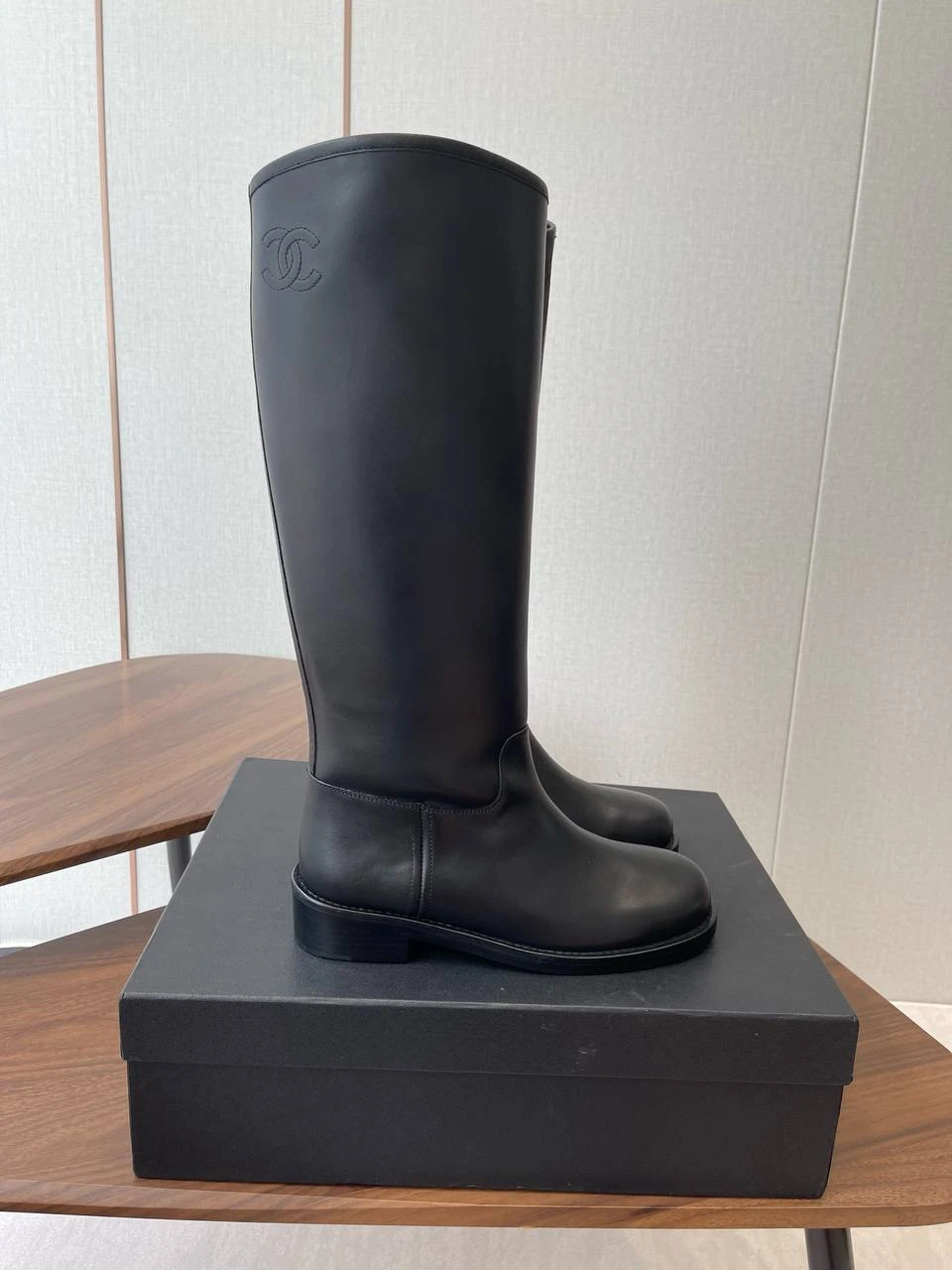 CHANEL Женские сапоги из коровьей кожи CHANEL Женские сапоги из коровьей кожи