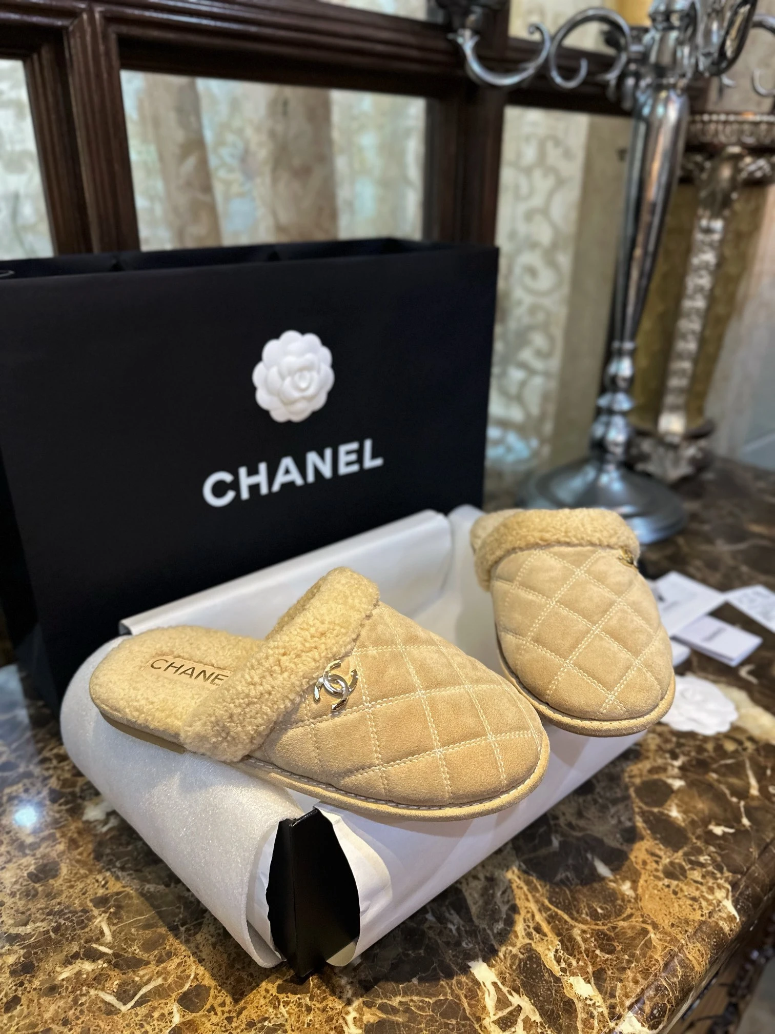 CHANEL Женские тапки из замши и шерсти CHANEL Женские тапки из замши и шерсти