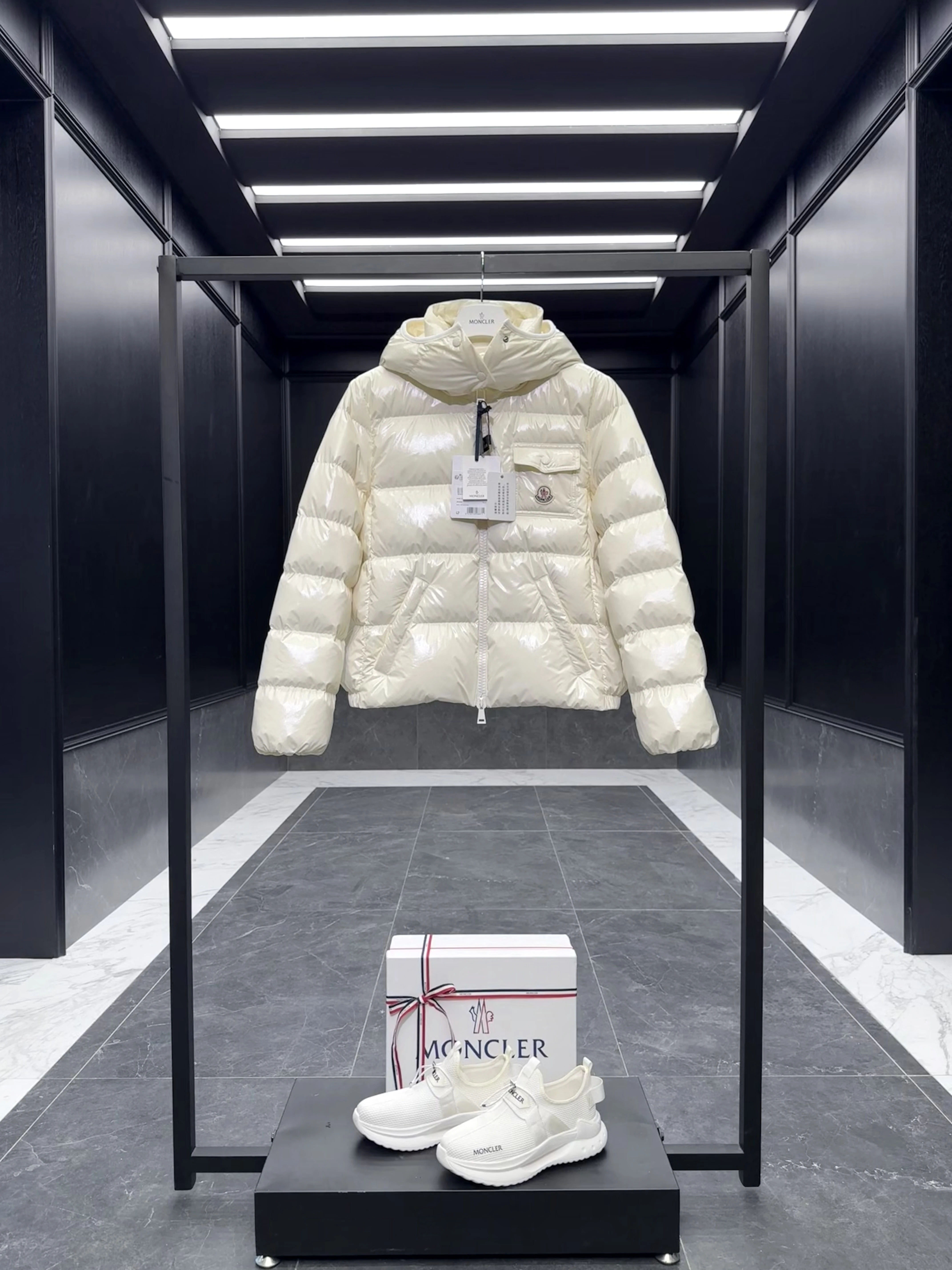 MONCLER Женский укороченый пуховик Andro