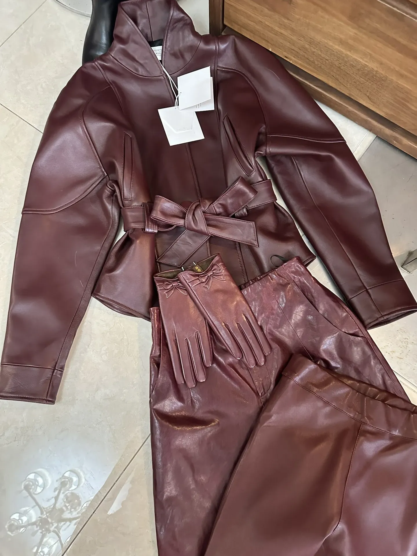 THE ROW Женская кожаная куртка с поясом бордовая THE ROW Женская кожаная куртка с поясом бордовая