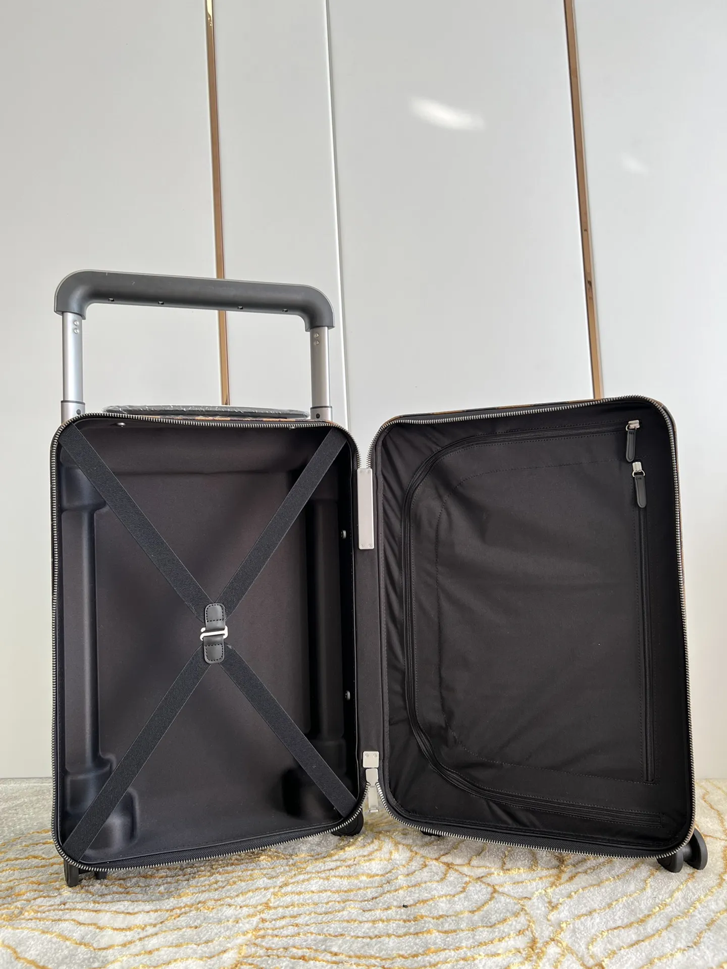 LOUIS VUITTON Чемодан Horizon Trolley Cover LOUIS VUITTON Чемодан Horizon Trolley Cover