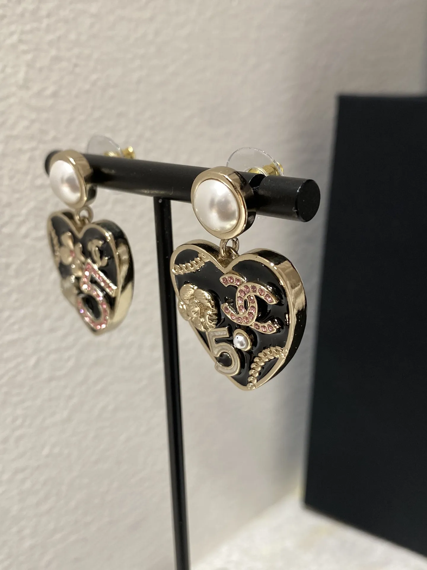 CHANEL Женские серьги с эмалью CHANEL Женские серьги с эмалью