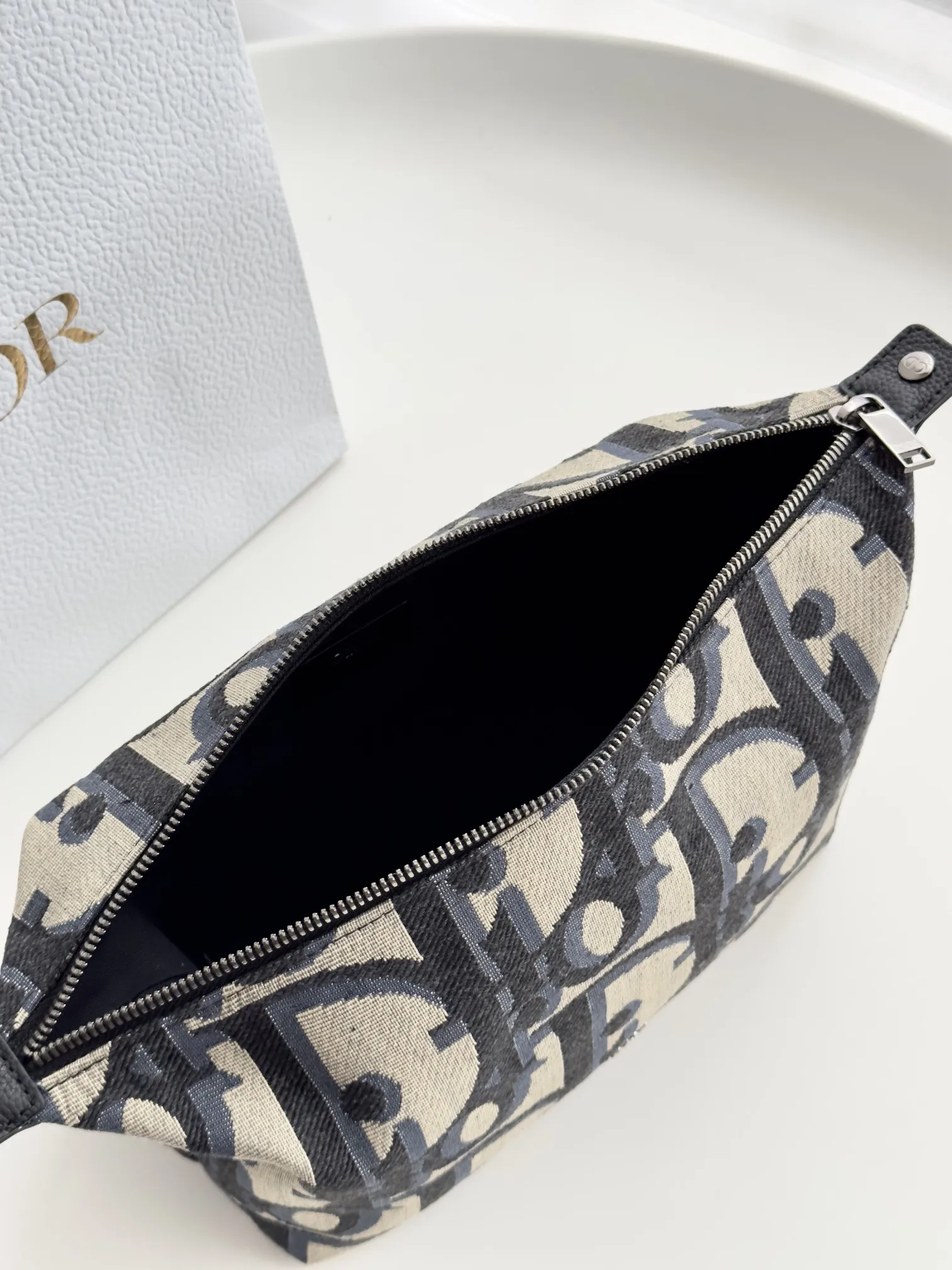 CHRISTIAN DIOR Женская косметичка Dior Oblique CHRISTIAN DIOR Женская косметичка Dior Oblique