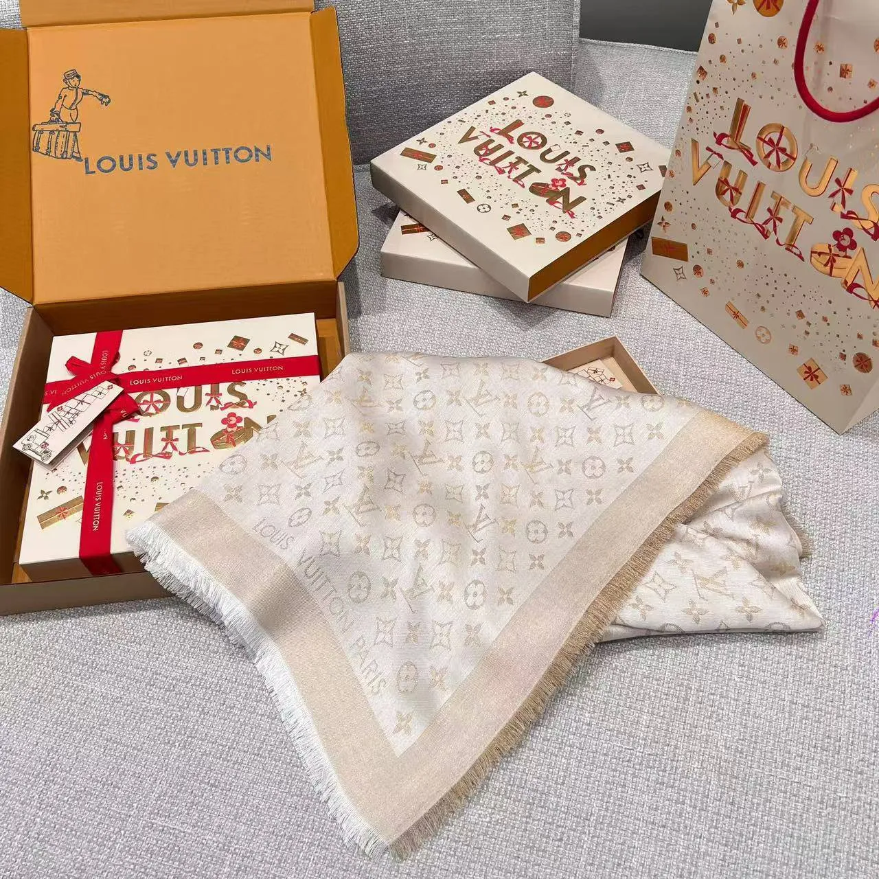 LOUIS VUITTON Женский платок из шелка LOUIS VUITTON Женский платок из шелка