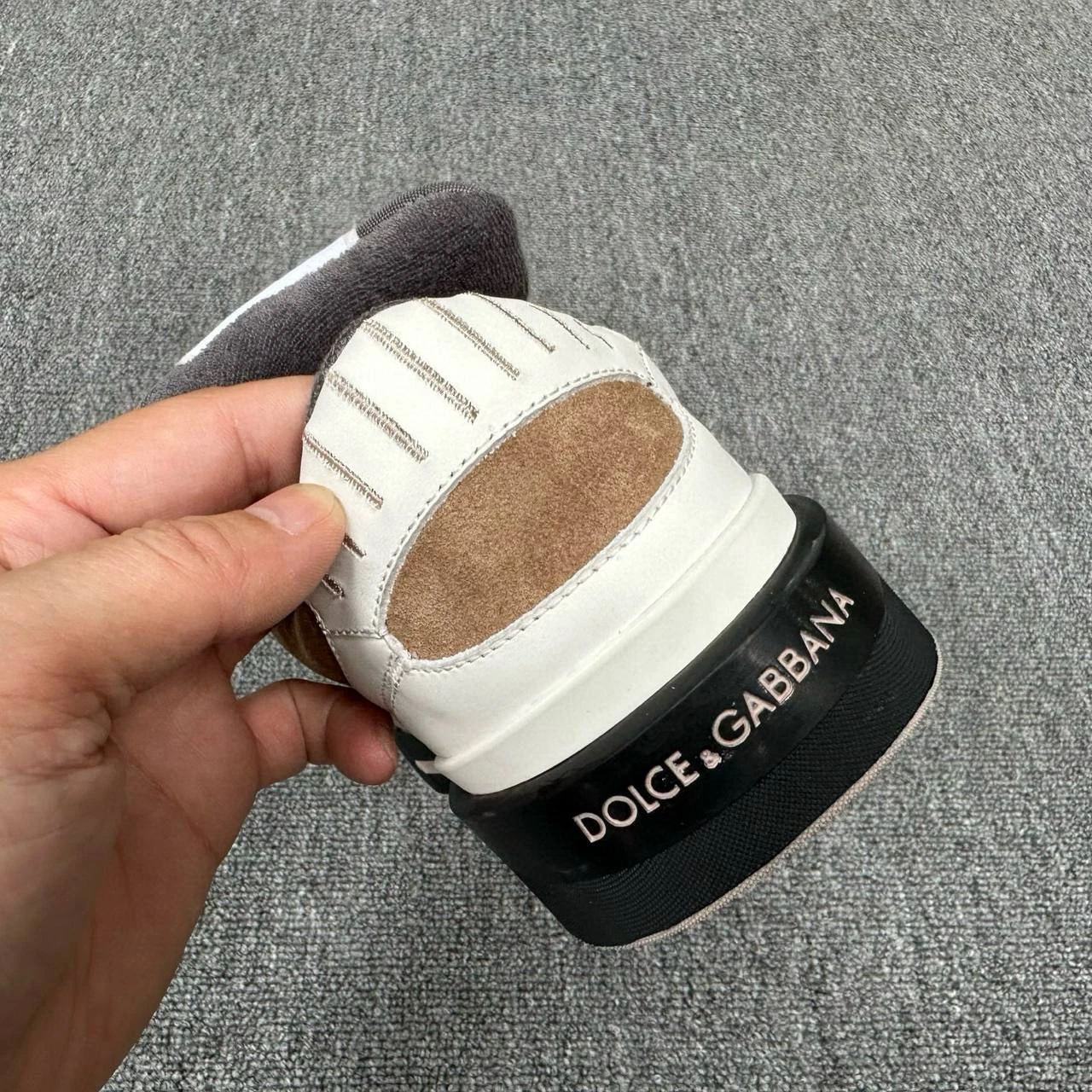 DOLCE & GABBANA Мужские кроссовки из телячьей кожи с контрастными белыми шнурками DOLCE & GABBANA Мужские кроссовки из телячьей кожи с контрастными белыми шнурками