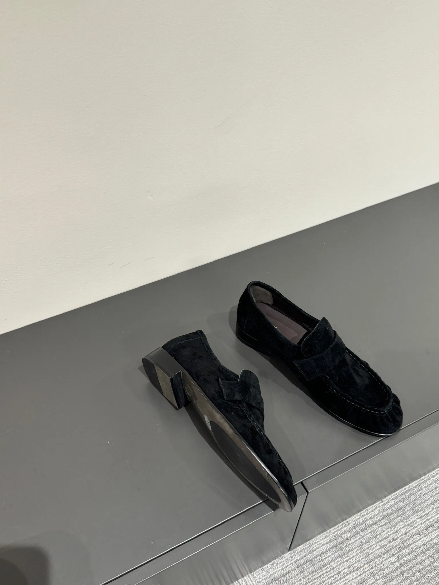 THE ROW Женские лоферы из замши