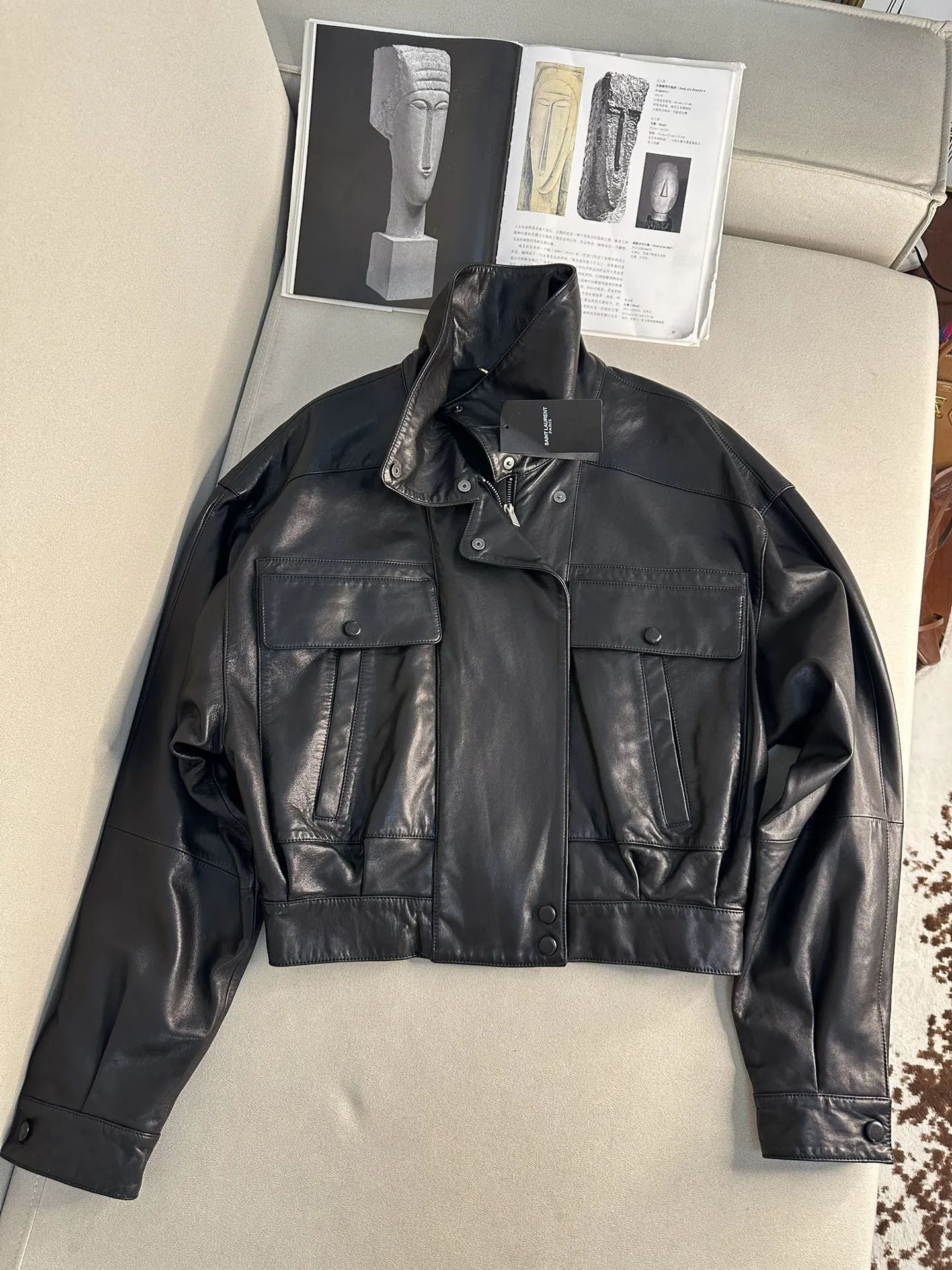 SAINT LAURENT Женская кожаная куртка с ассиметричным воротником стойкой