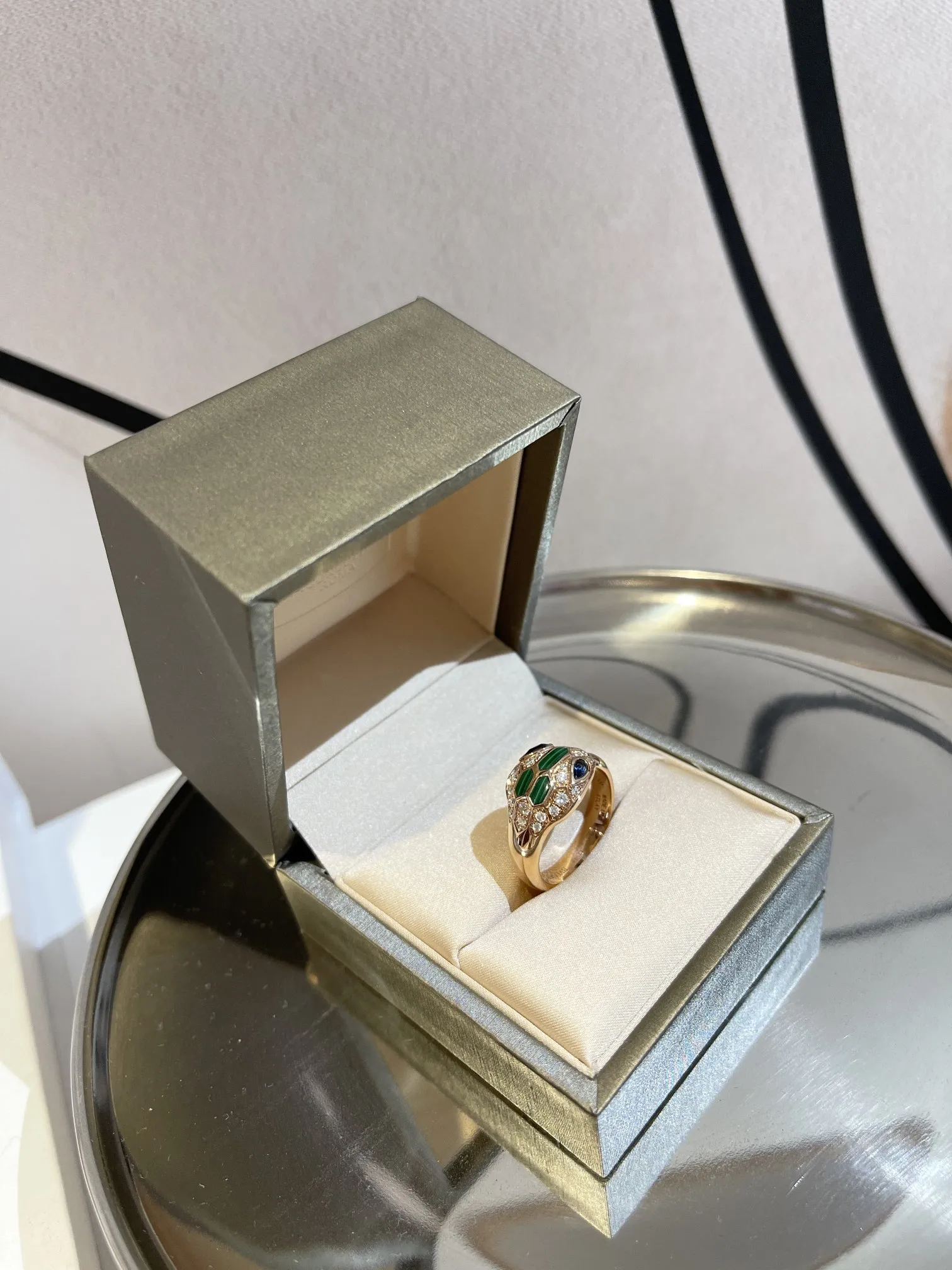 BVLGARI Женское кольцо Serpenti розовое золото, бриллианты и изумруды BVLGARI Женское кольцо Serpenti розовое золото, бриллианты и изумруды