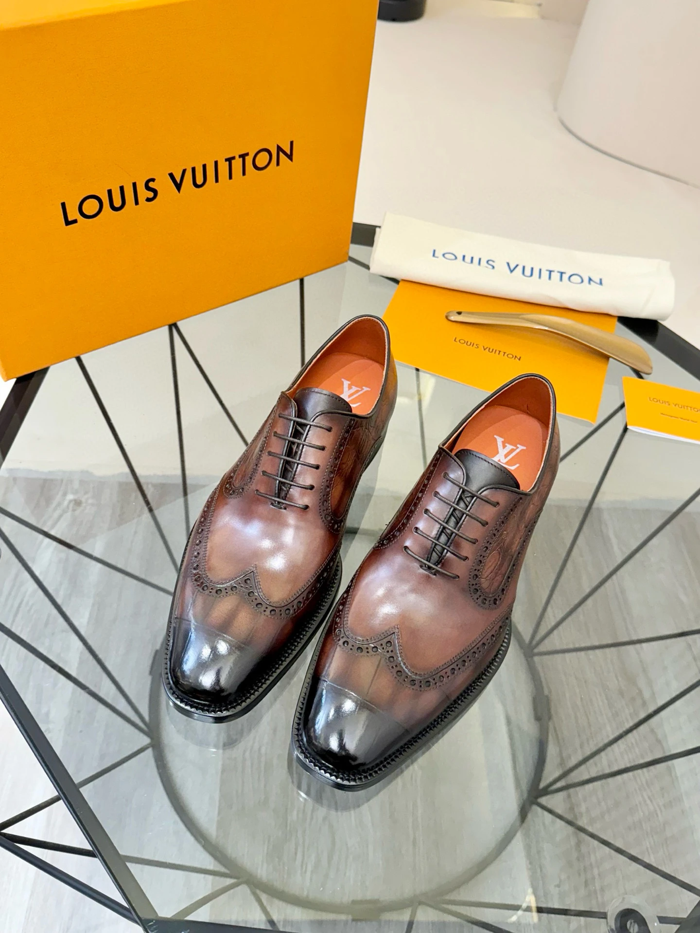 LOUIS VUITTON Мужские туфли из коровьей кожи LOUIS VUITTON Мужские туфли из коровьей кожи