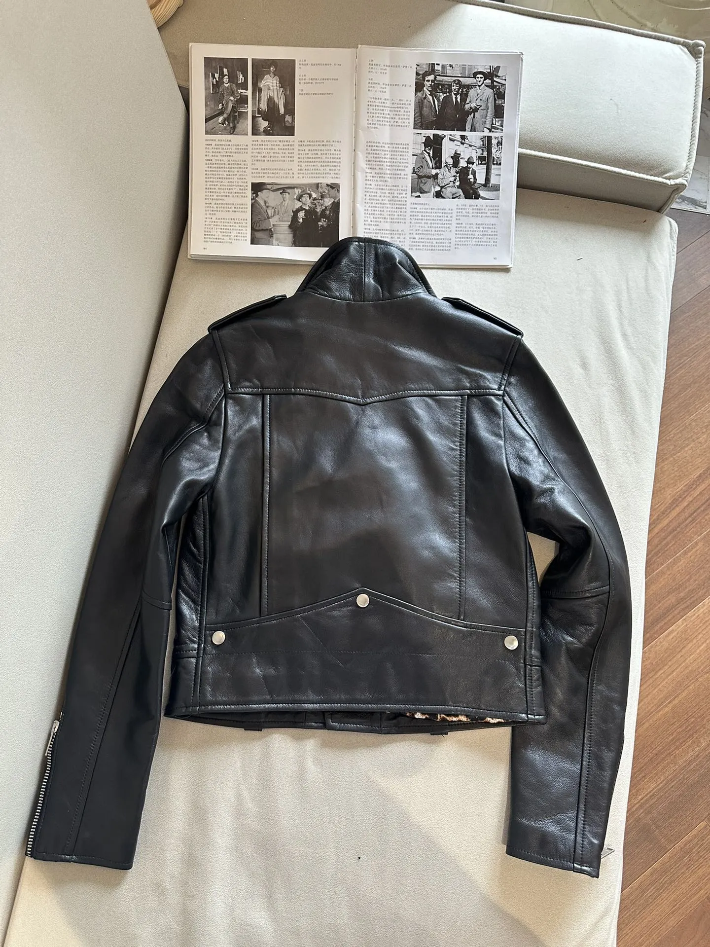 SAINT LAURENT Женская кожаная куртка SAINT LAURENT Женская кожаная куртка