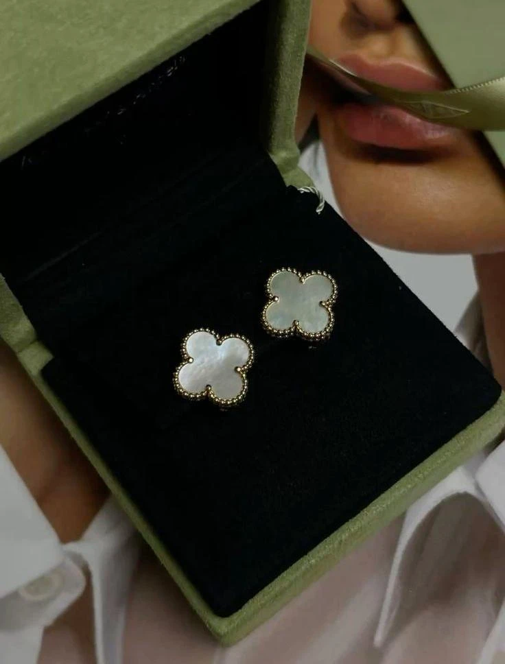 Van Cleef & Arpels Серьги Alhambra желтое золото и перламутр Van Cleef & Arpels Серьги Alhambra желтое золото и перламутр