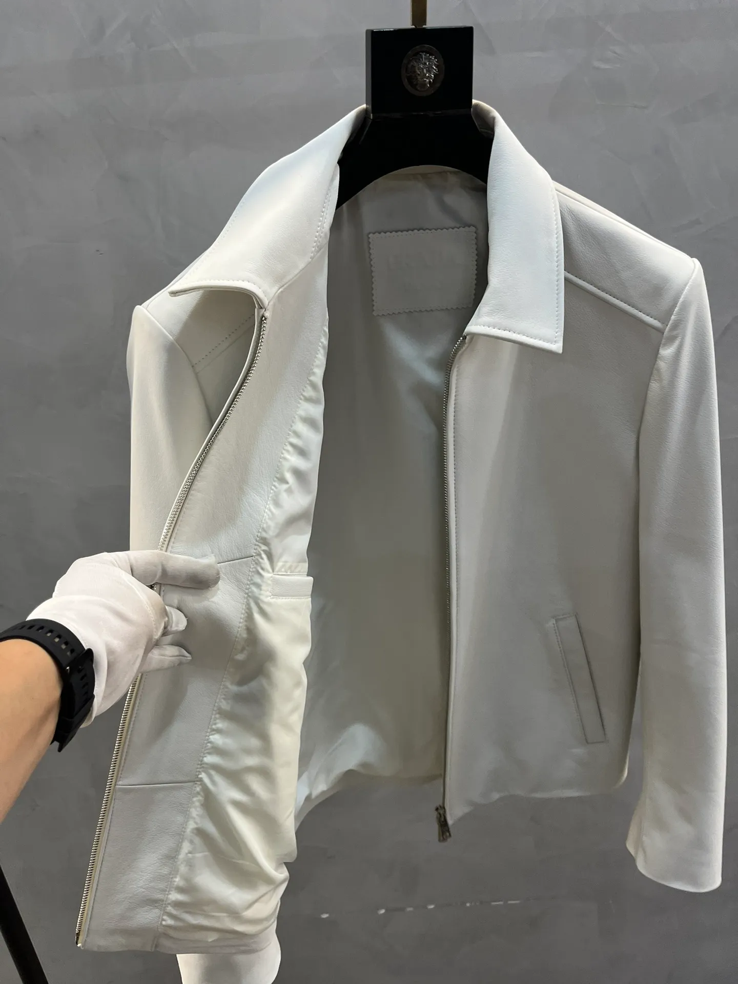 PRADA Мужская кожаная куртка минималистичная с воротником PRADA Мужская кожаная куртка минималистичная с воротником