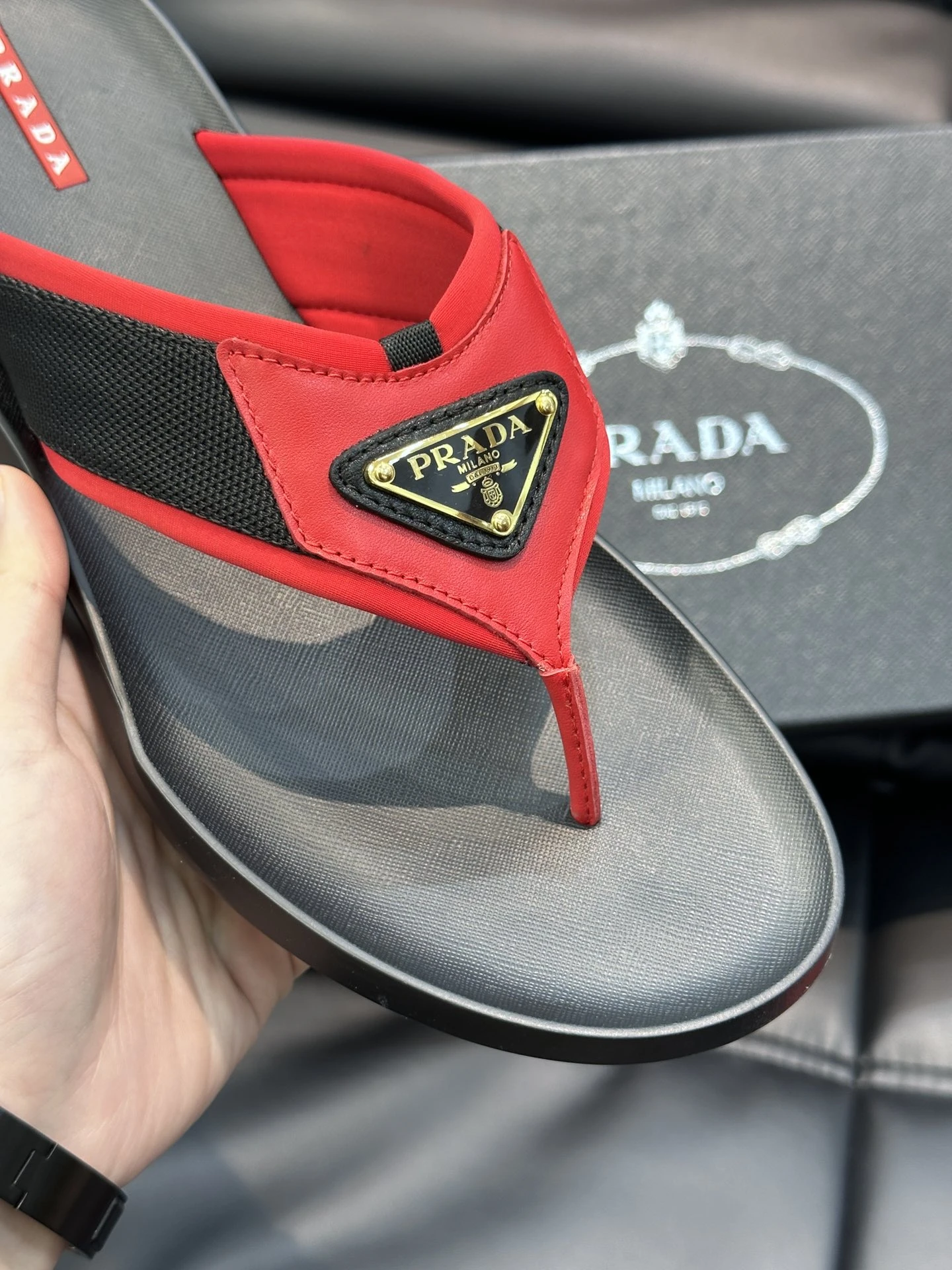 PRADA Мужские шлёпанцы-вьетнамки