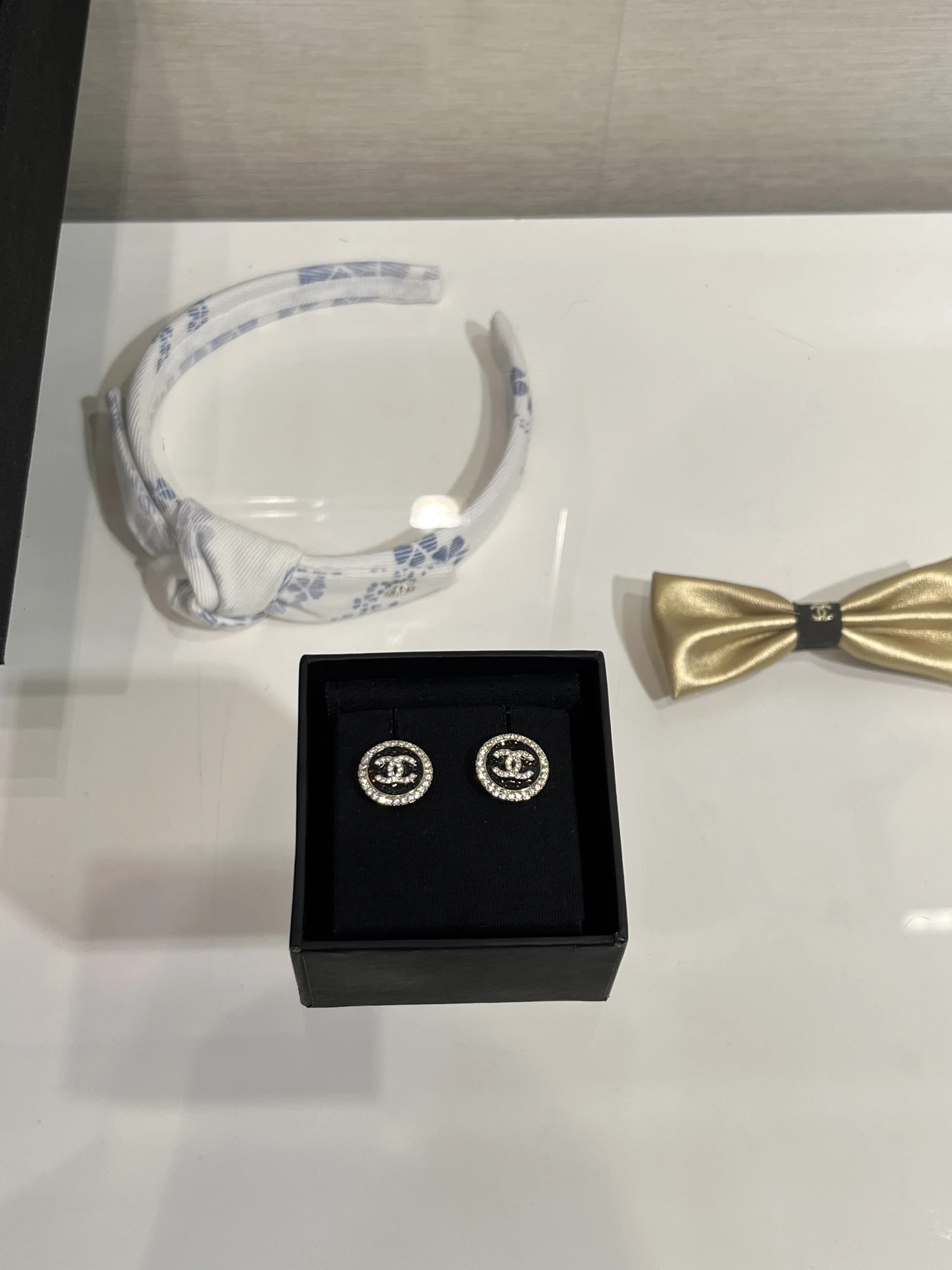 CHANEL Женские серьги из латуни с эмалью