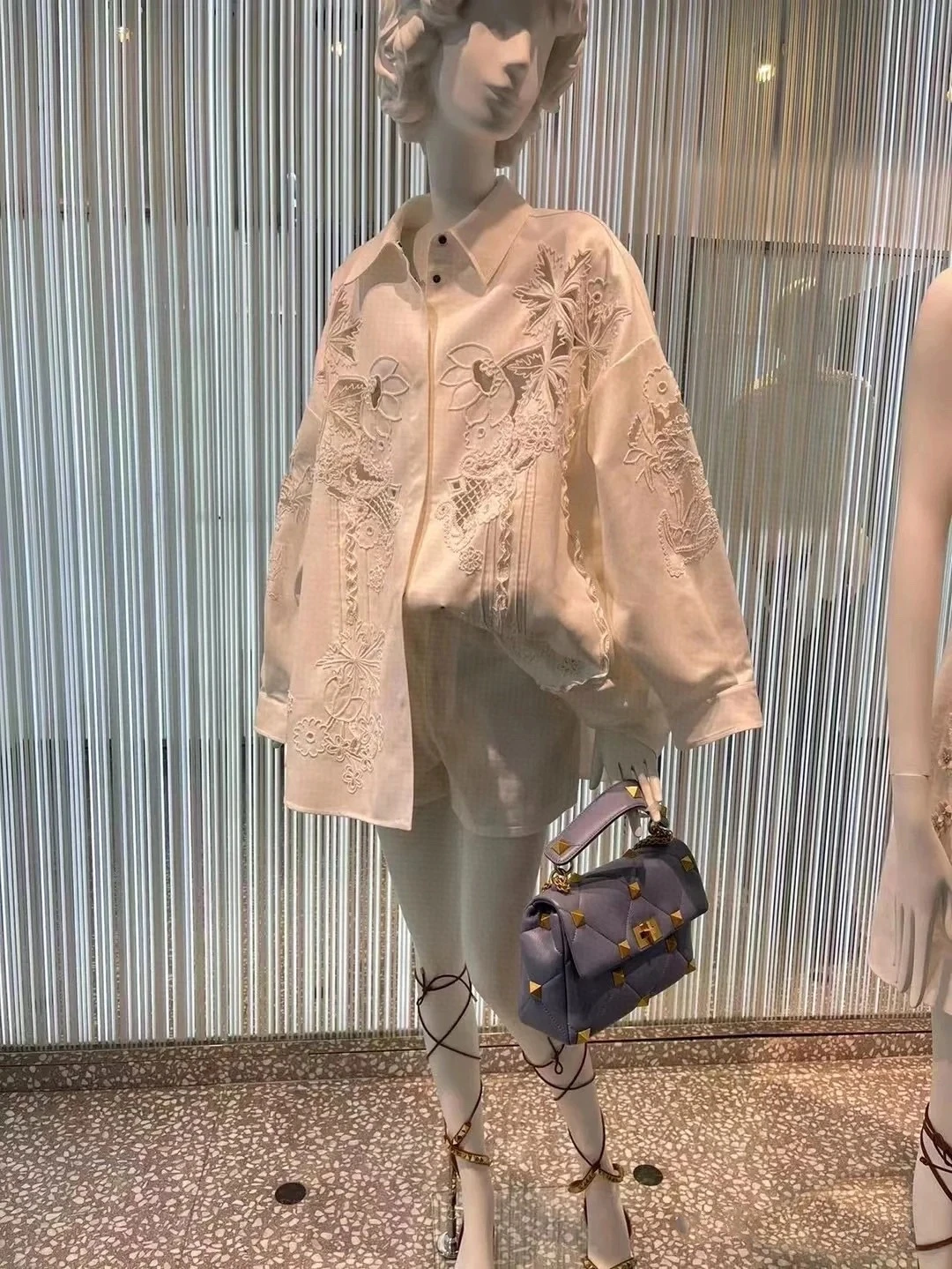 VALENTINO Женская блузка с объёмными цветами VALENTINO Женская блузка с объёмными цветами