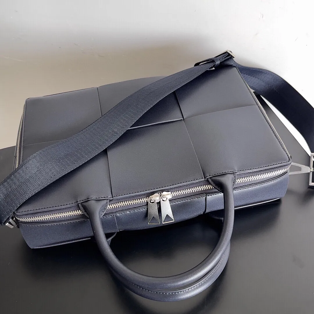 BOTTEGA VENETA Мужской Портфель с ремнем